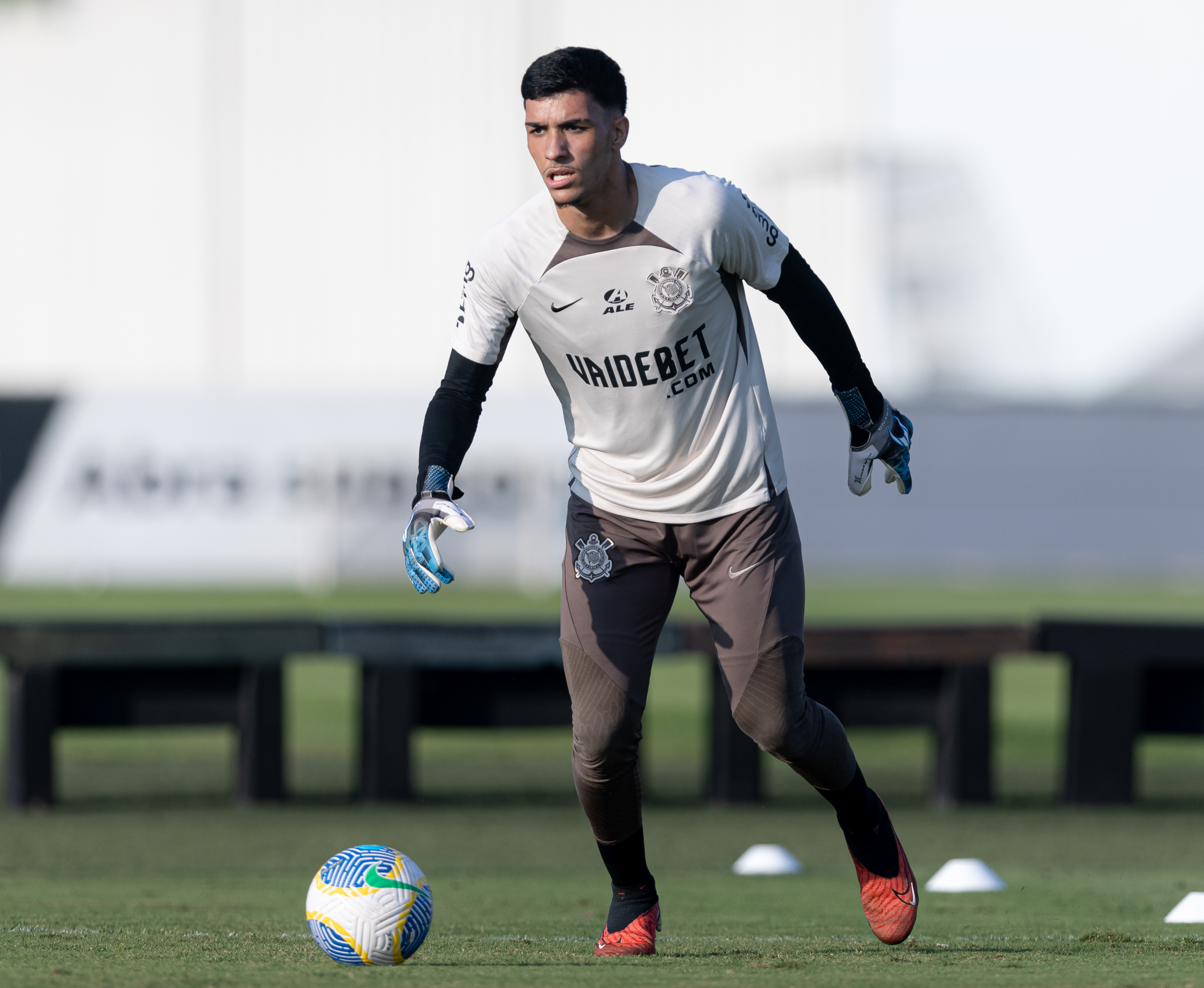 Corinthians renova contrato do goleiro titular da Copinha até 2028