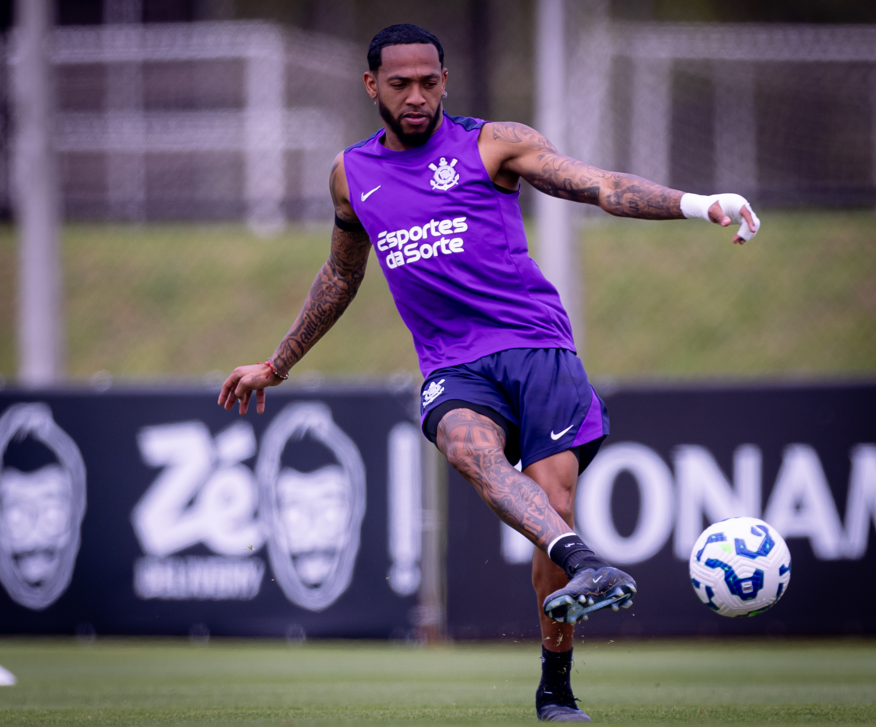 José Martínez ignora contatos da comissão técnica, gera tensão e incômodo no Corinthians