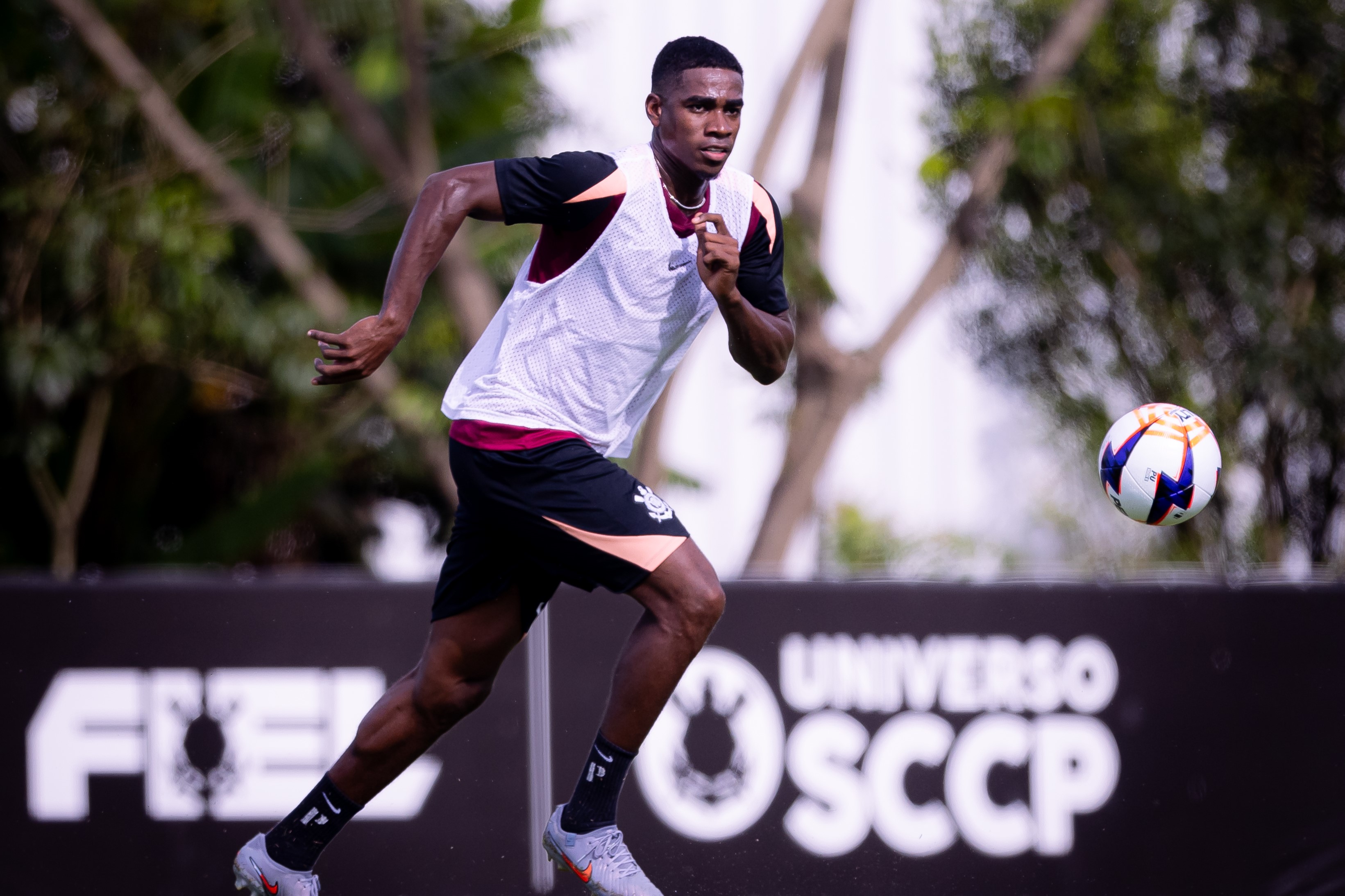 Mudança na defesa! Félix Torres encaminha saída para o Inter e Gabriel Paulista se aproxima do Timão