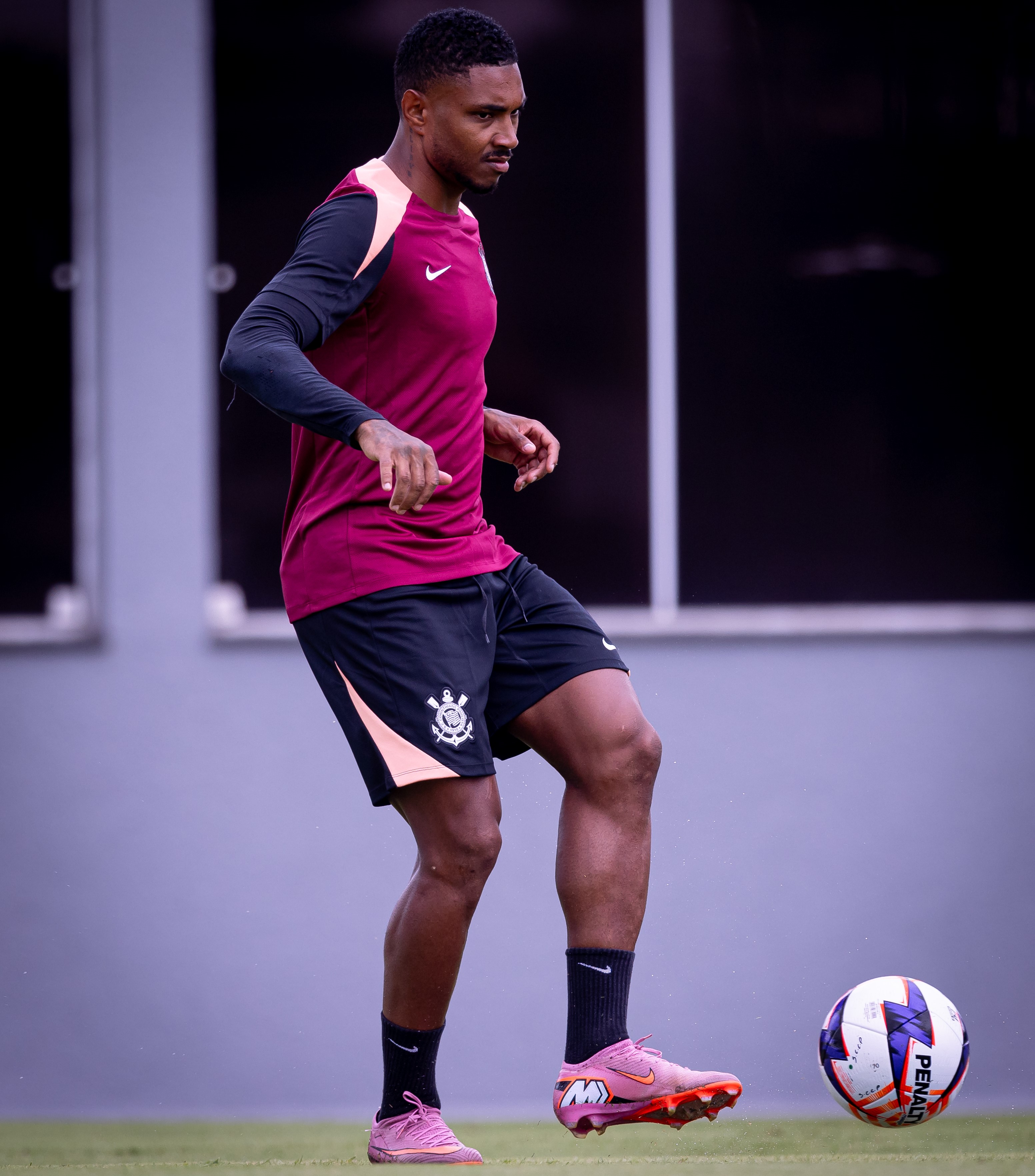 Vitinho inicia trajetória no Corinthians com boas atuações e ganha apoio da torcida em meio a expectativas altas