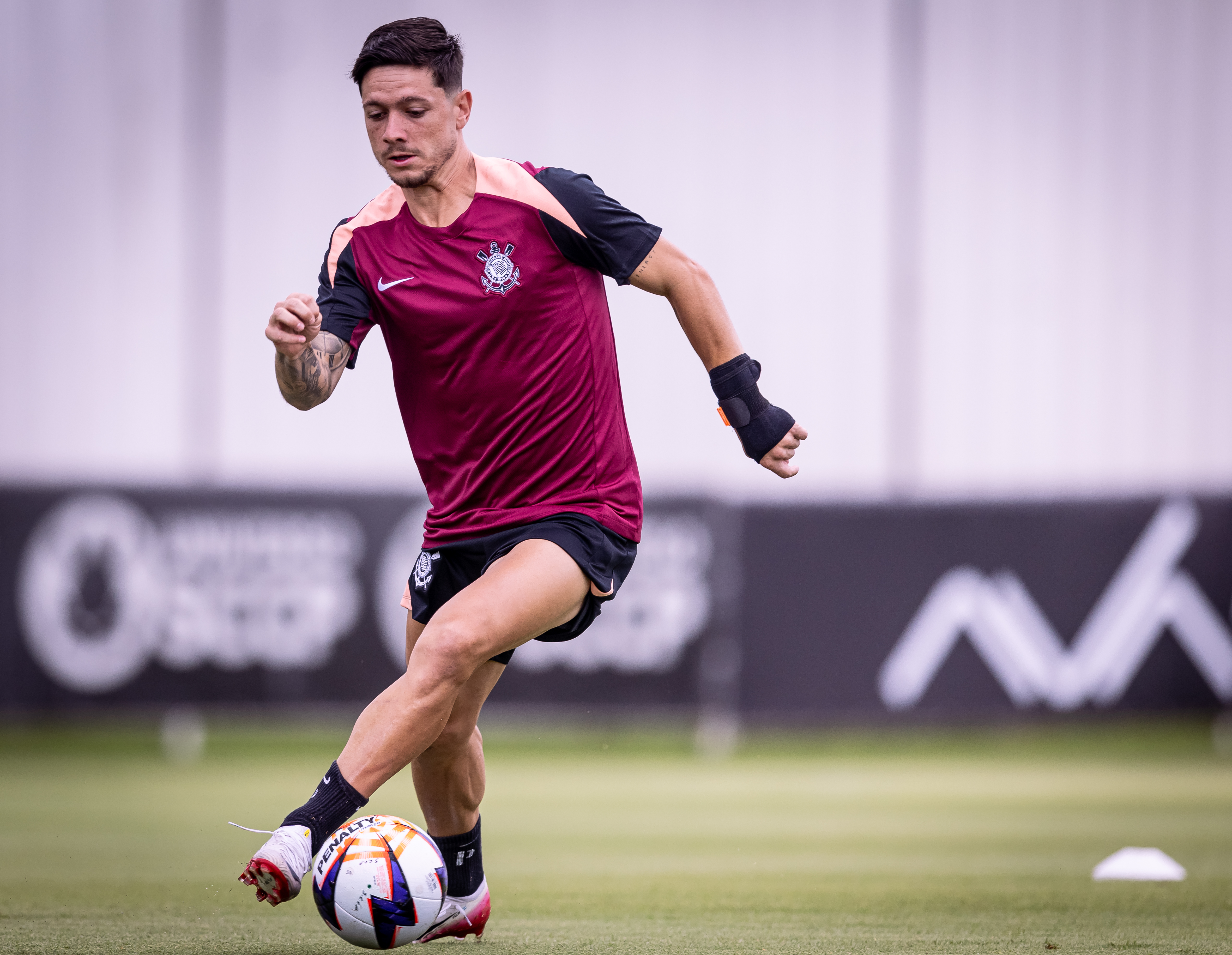 Garro passa por cirurgia no punho e Corinthians enfrenta desfalque crucial contra a Ponte