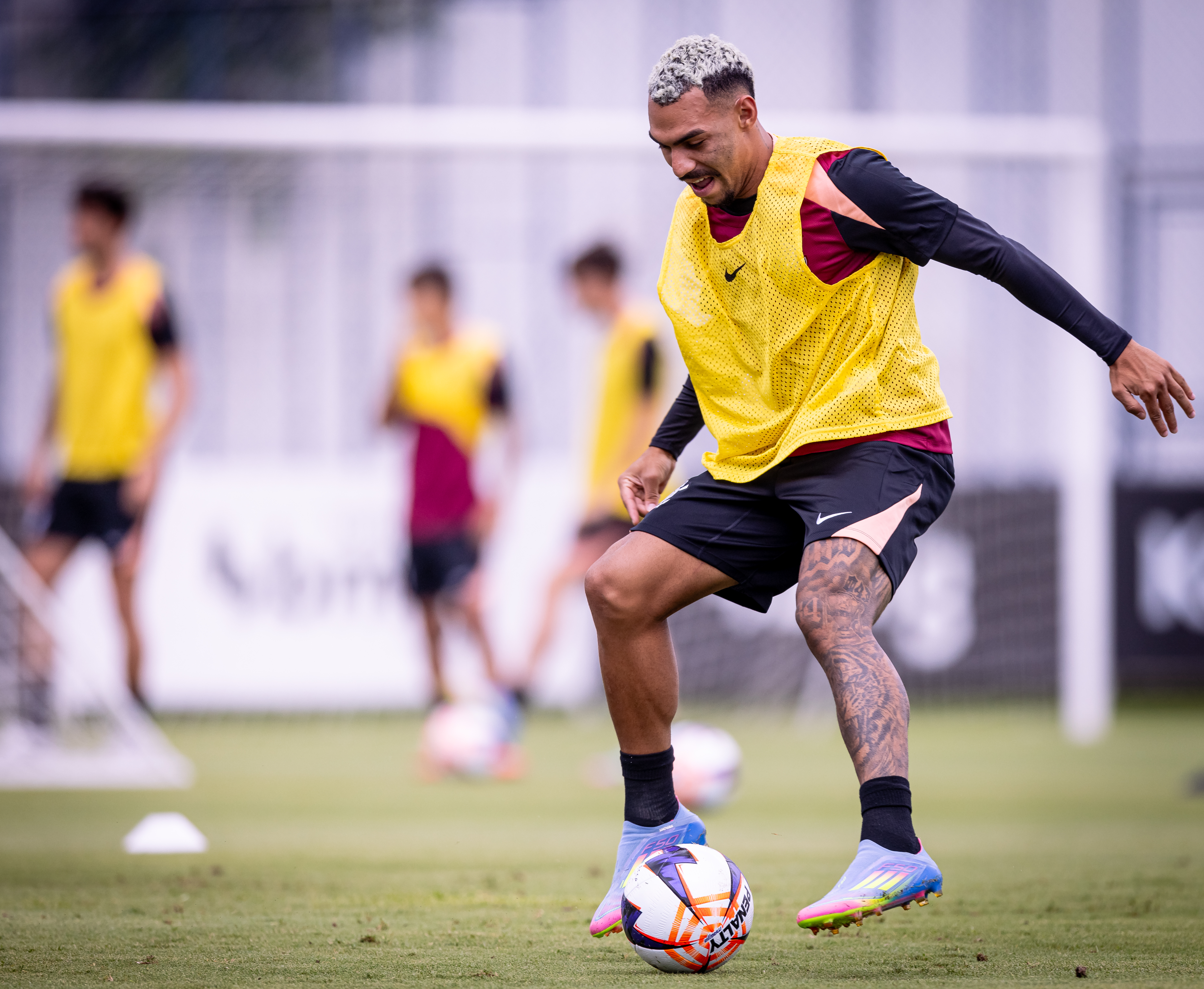 Memphis e Raniele traçam estratégias individuais no terceiro dia de pré-temporada do Corinthians