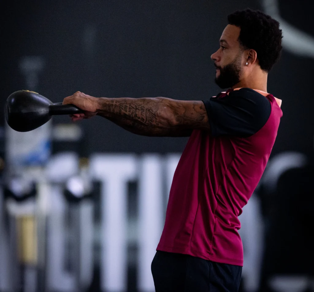 Corinthians perde Memphis Depay para clássico contra o Santos