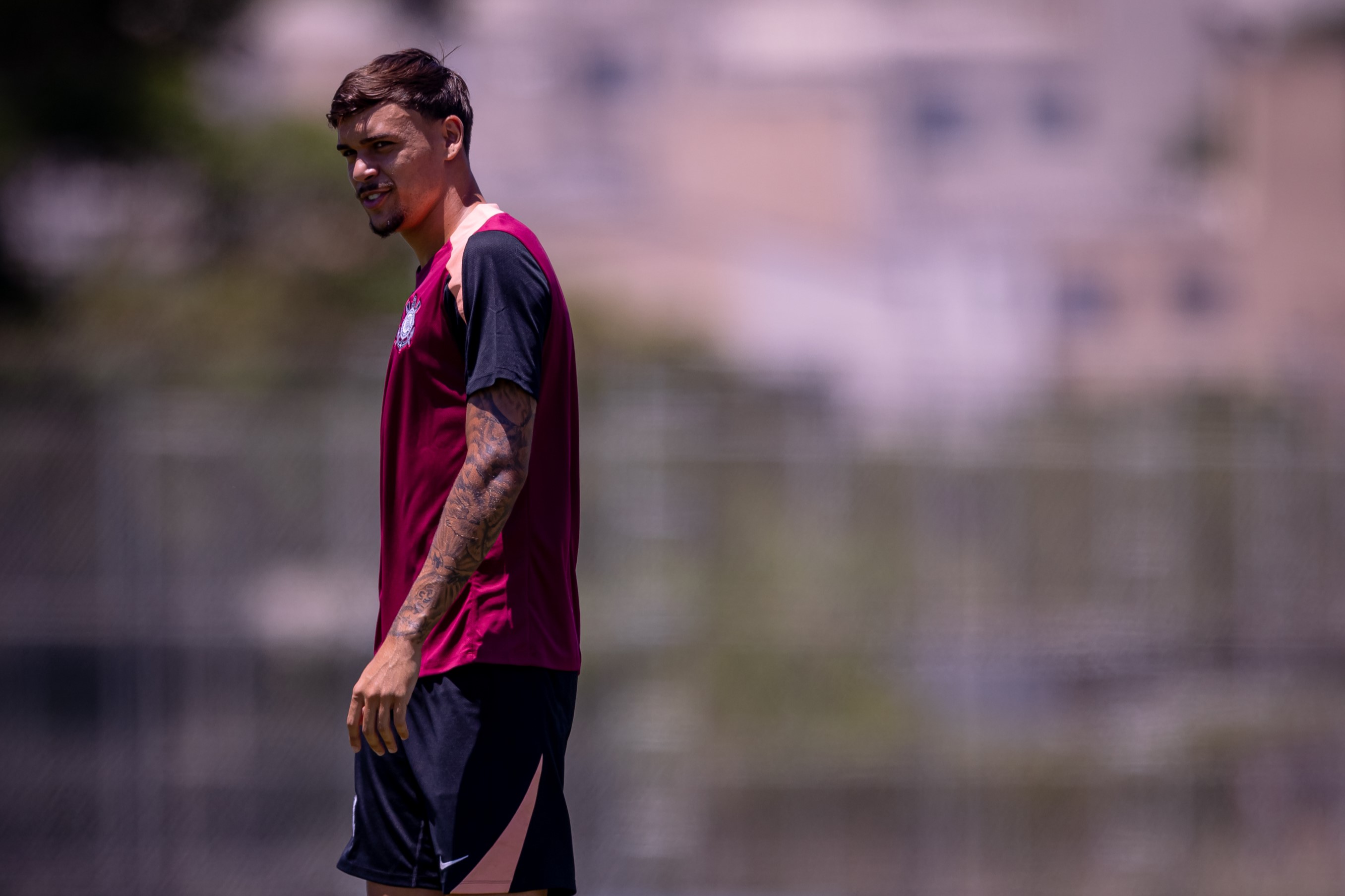 Retorno de Tchoca Complica Planos do Corinthians na Busca por Zagueiro