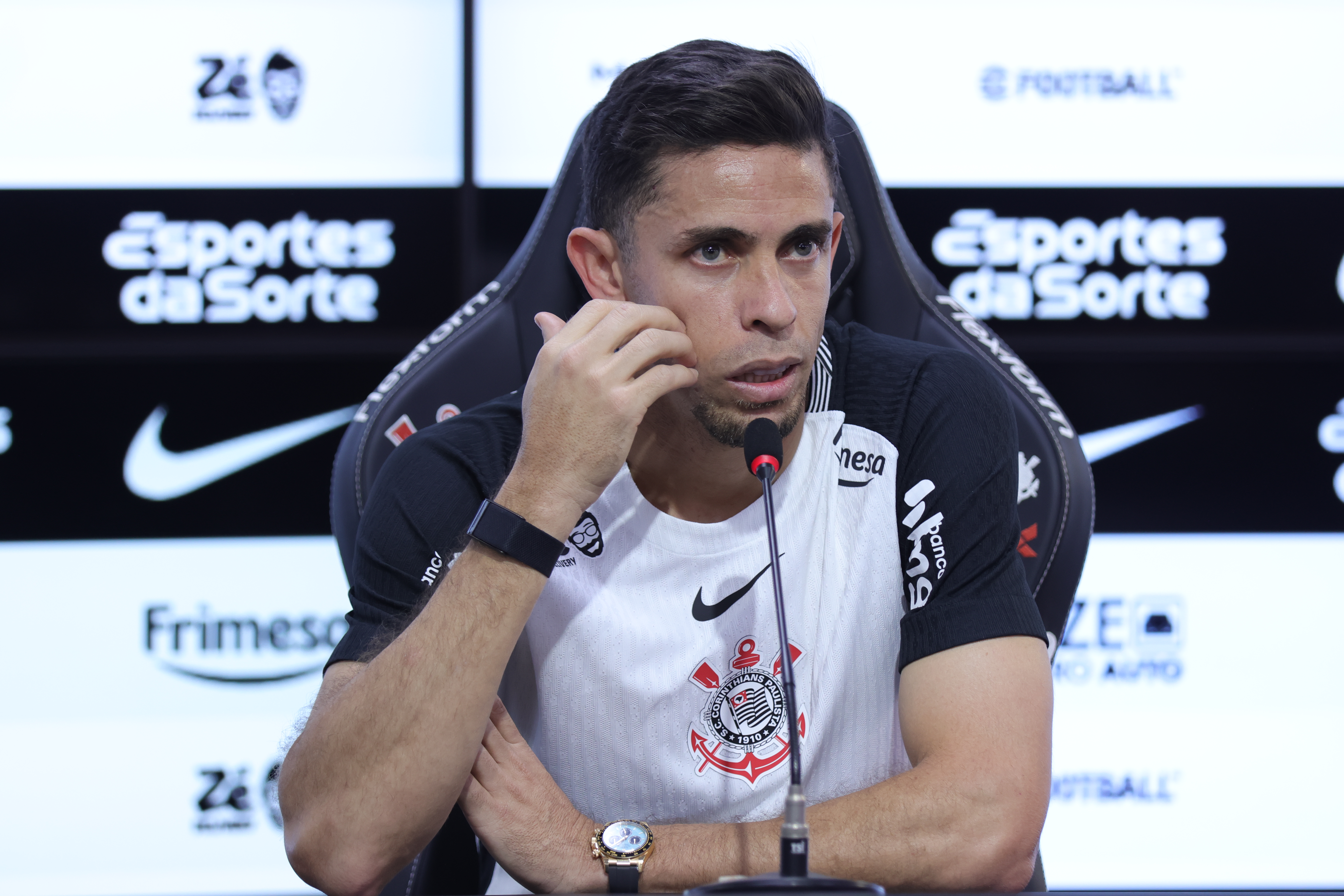 Gabriel Paulista reencontra Memphis no Corinthians e revela conversa surpreendente nos bastidores