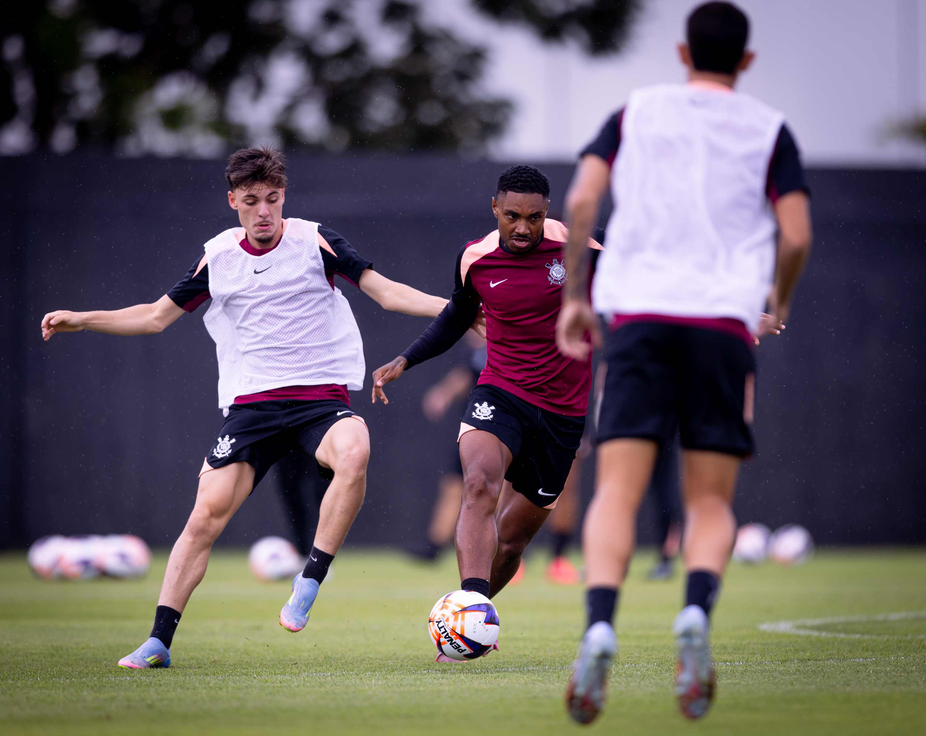 Corinthians intensifica treinos técnicos em busca de vitórias, espera retornos decisivos contra o Bragantino