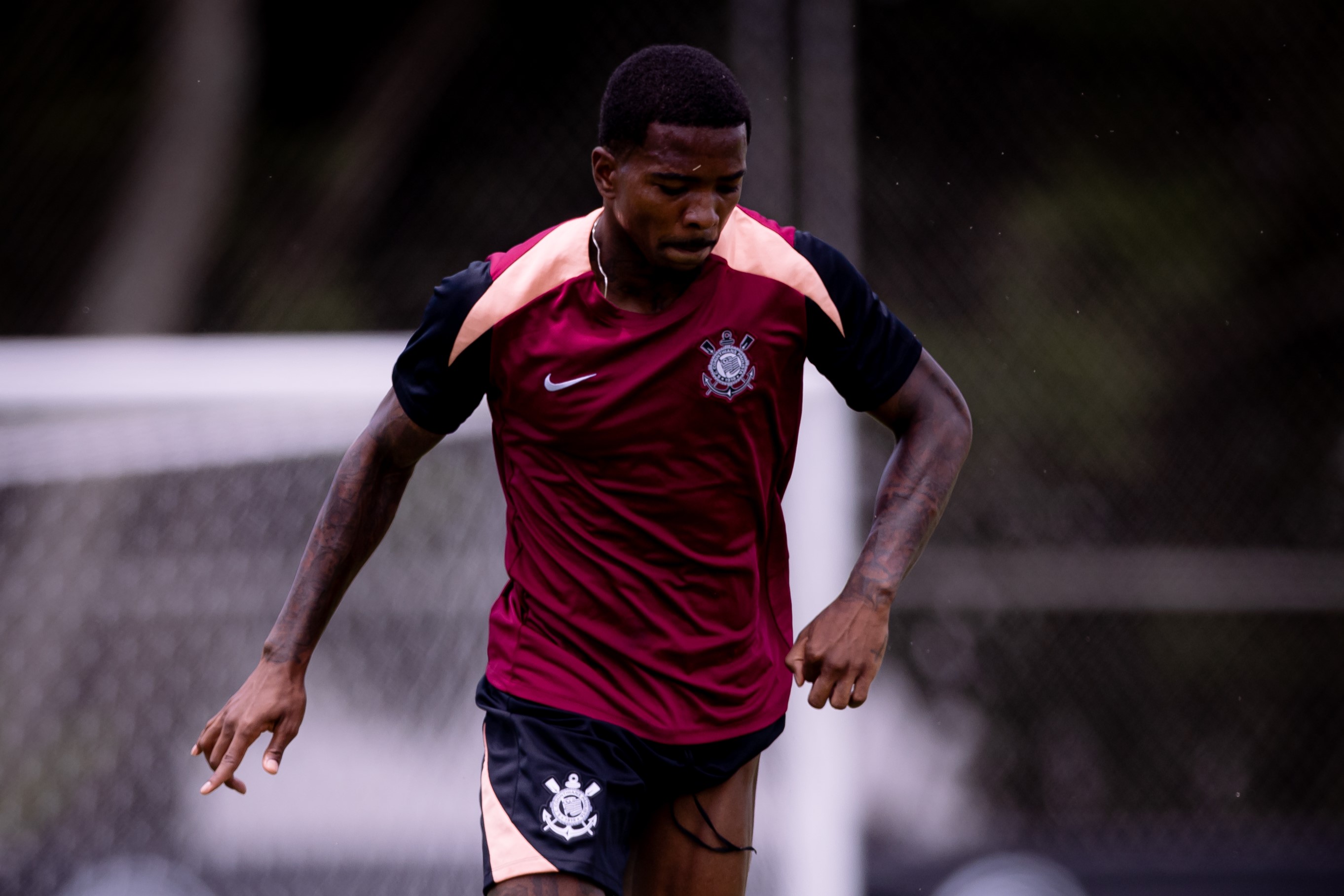 Corinthians corre contra o tempo para selar negociação de Cacá com o Athletico-PR esta semana