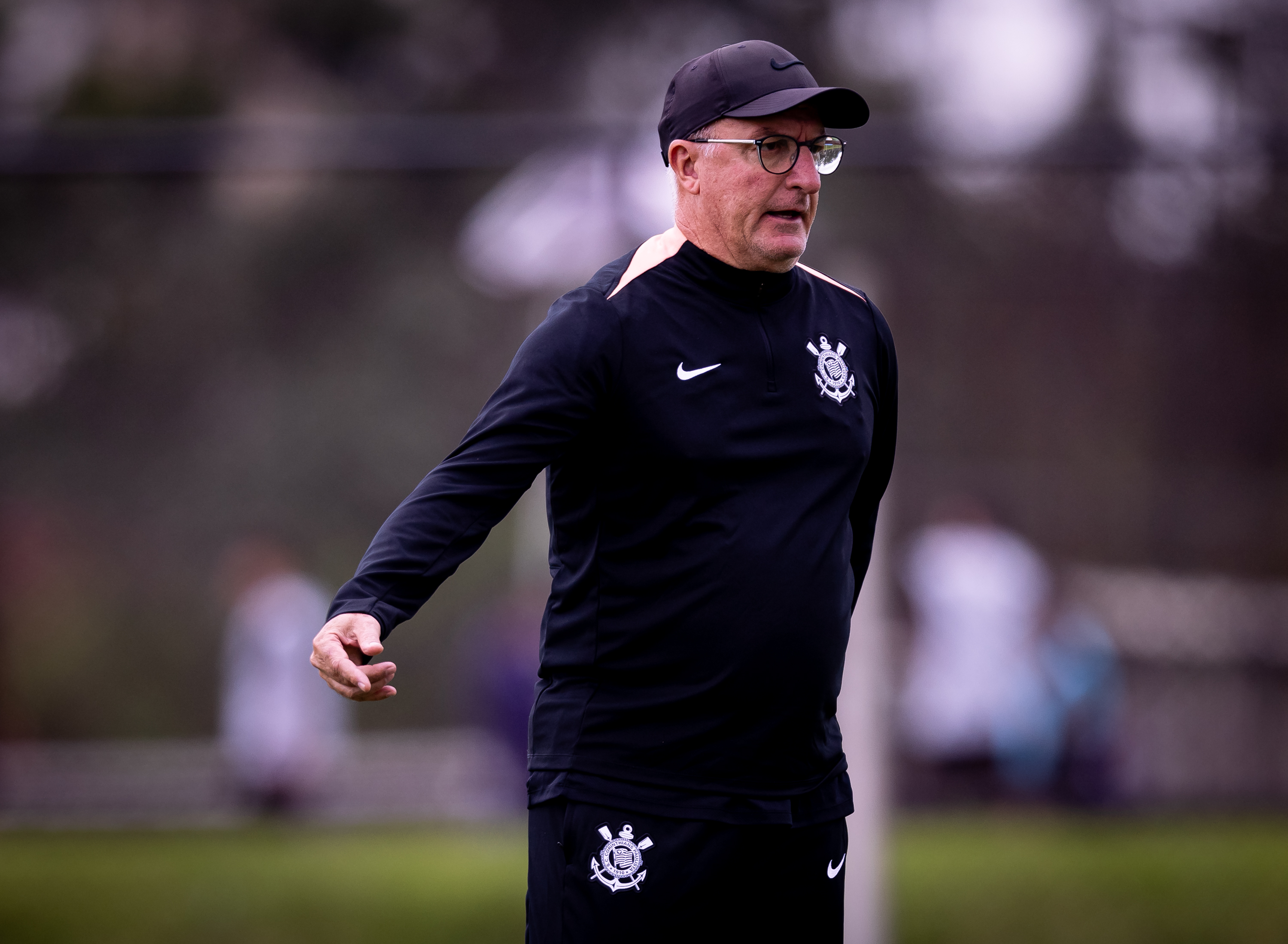 Corinthians se prepara intensamente em treino, visando desafios futuros e reforços de peso