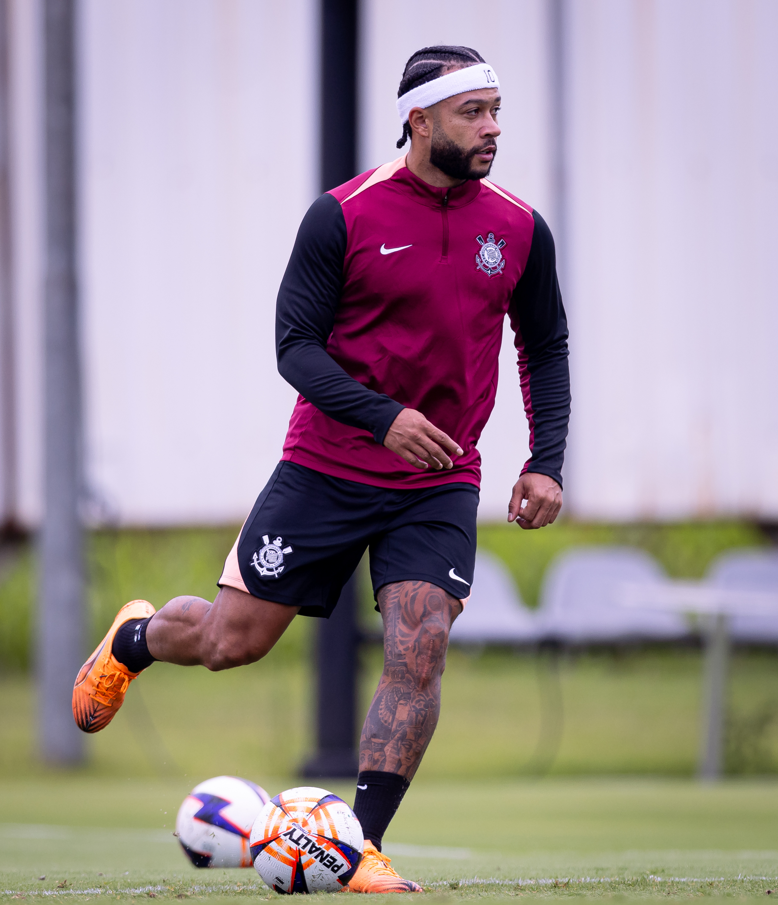 Retorno de craque! Memphis Depay viaja com a delegação e deve estrear na temporada 2026 nesta quarta.