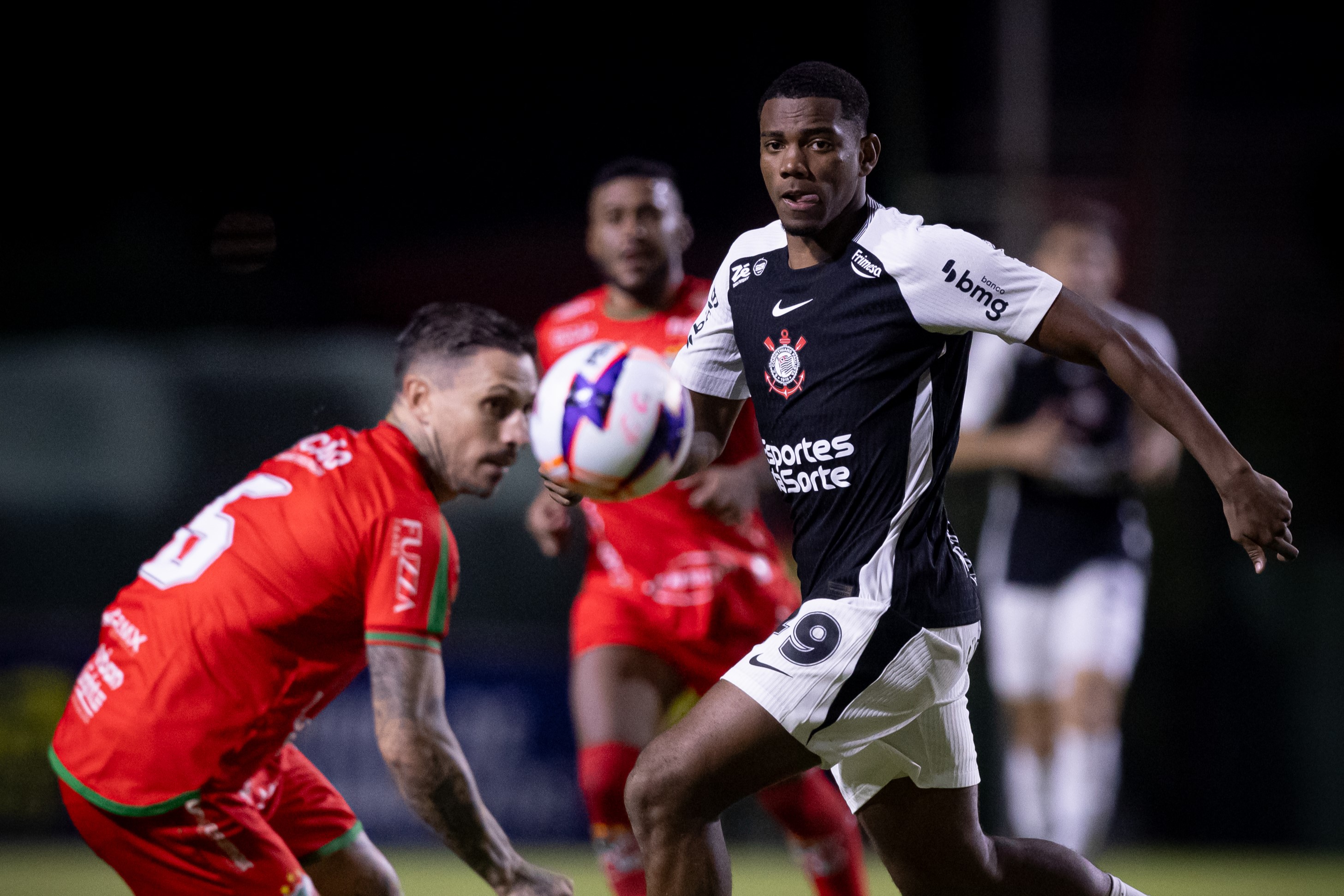 André se destaca e conquista espaço no meio-campo do Corinthians