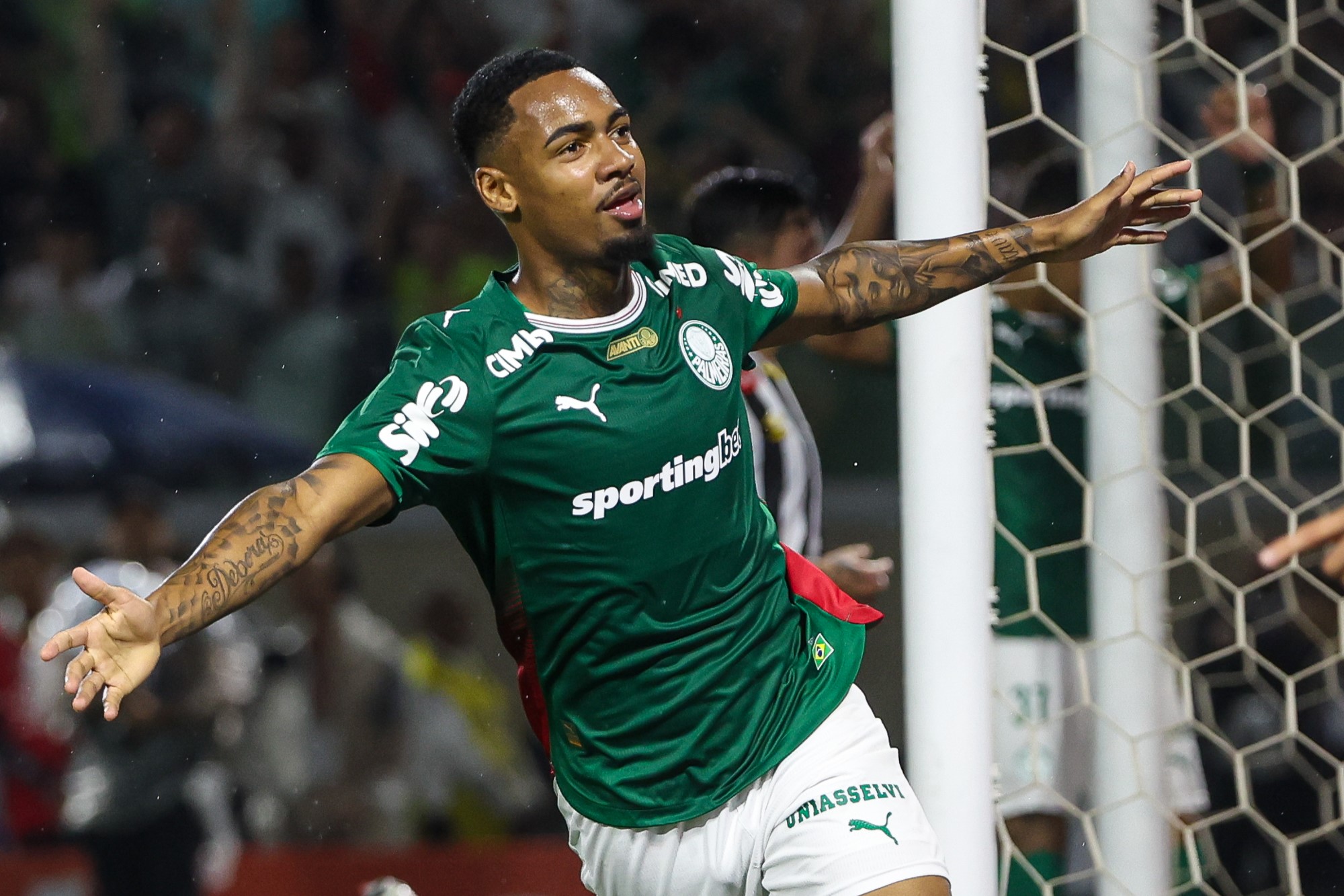 Palmeiras reage com força e vence Santos no clássico, garantindo liderança no Paulistão