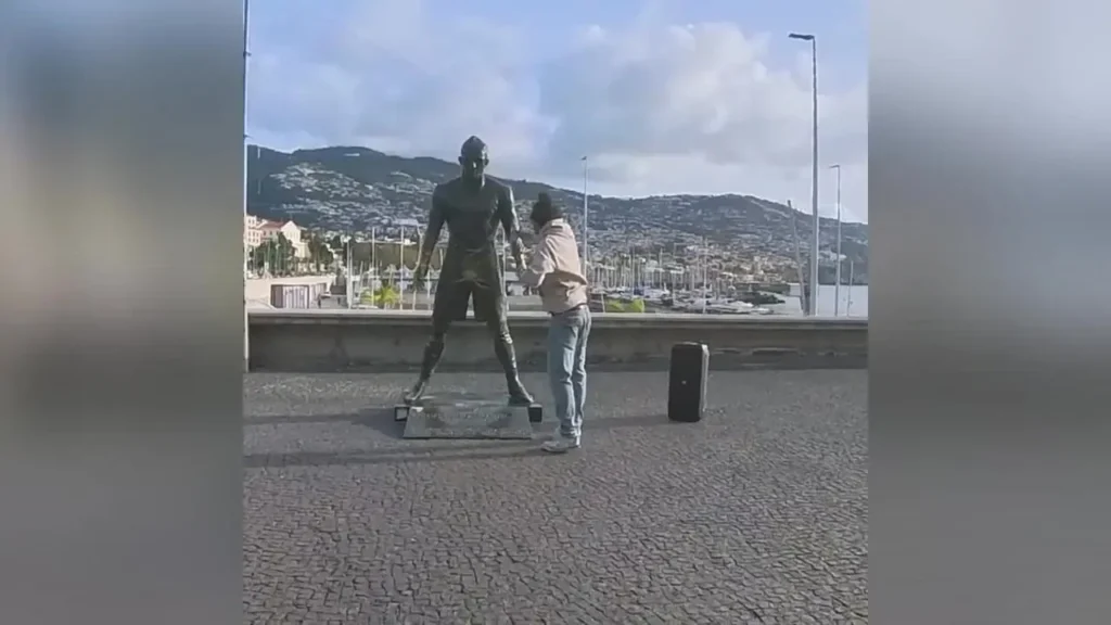 Homem ateia fogo em estátua do Cristiano Ronaldo na ilha da Madeira