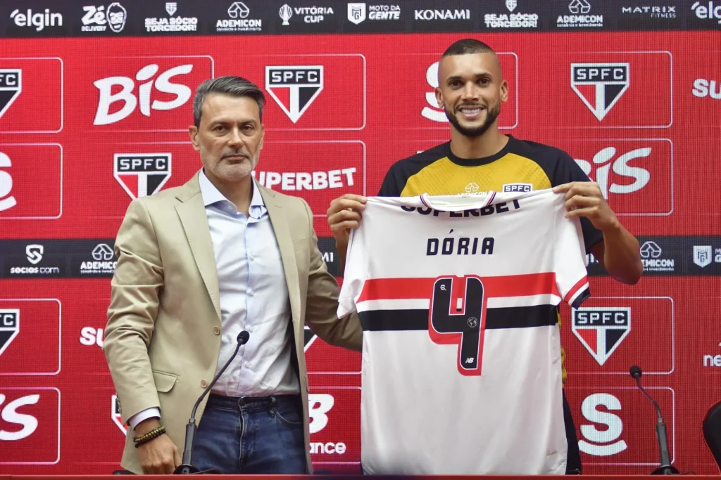 Zagueiro Doria apresentado no São Paulo