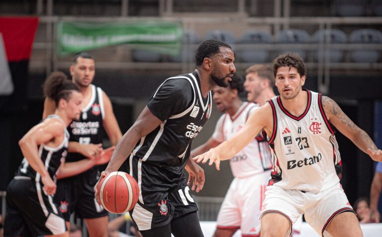 Flamengo supera Corinthians em duelo decisivo e segue firme na liderança do NBB