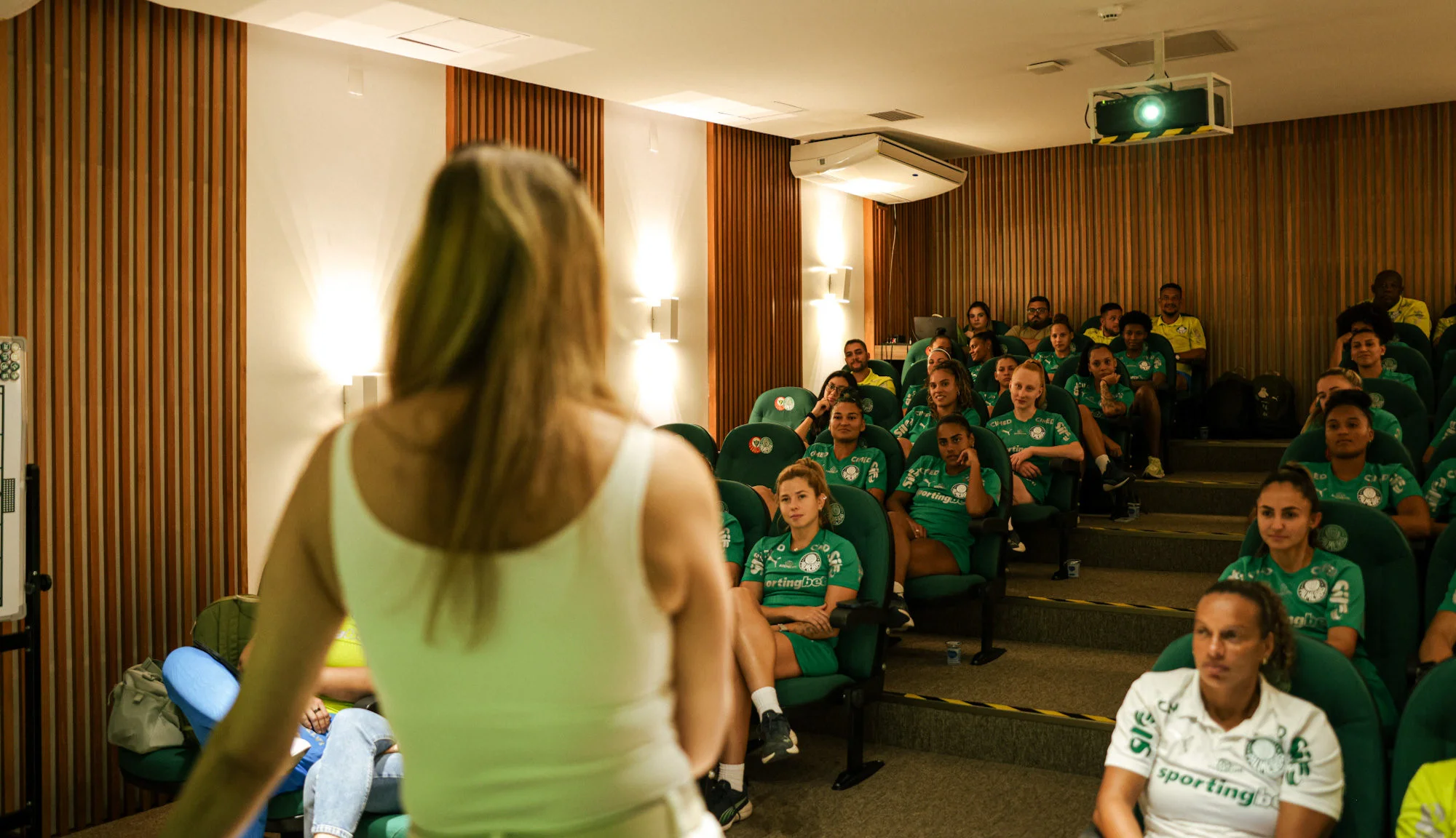 Leila reativa Palmeiras feminino para pré-temporada, reforços são recebidos com expectativa crescente