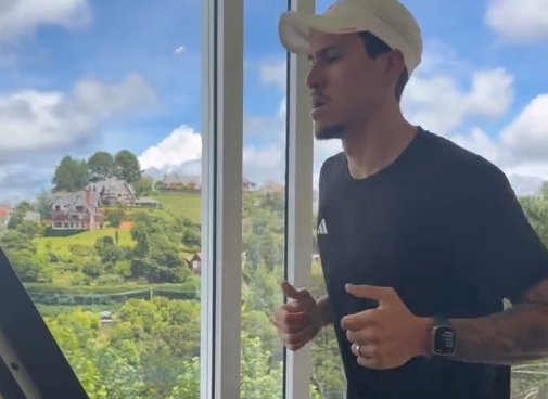 Pedro mantém a forma nas férias: atacante do Flamengo compartilha vídeo de treino intenso