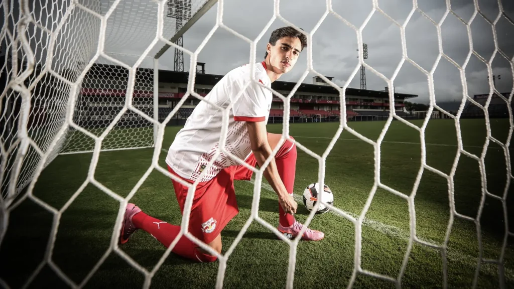 Rodriguinho com a camisa do Red Bull Bragantino.