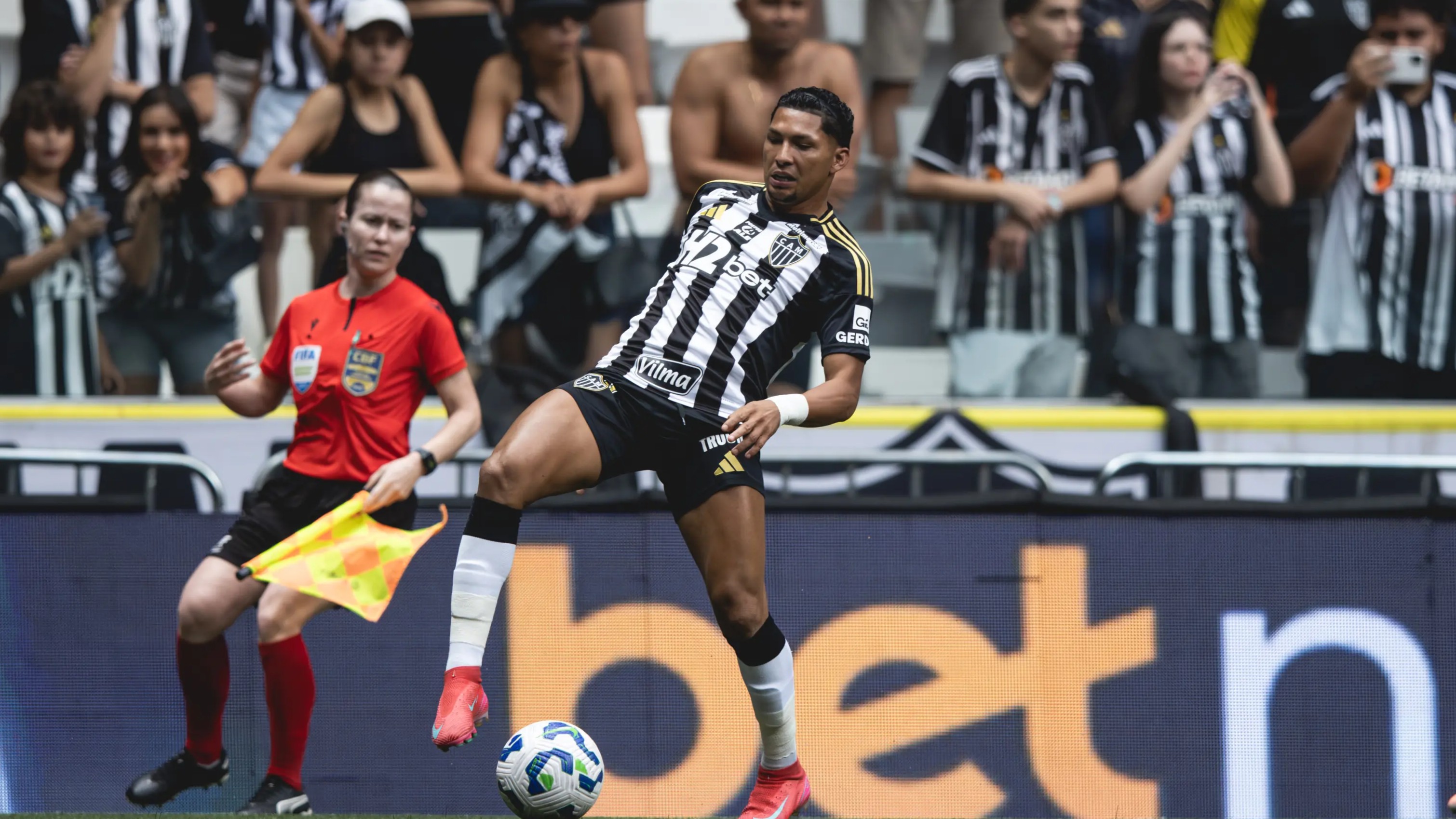 Corinthians Avalia Proposta pelo Atacante Rony, Destaque do Atlético-MG
