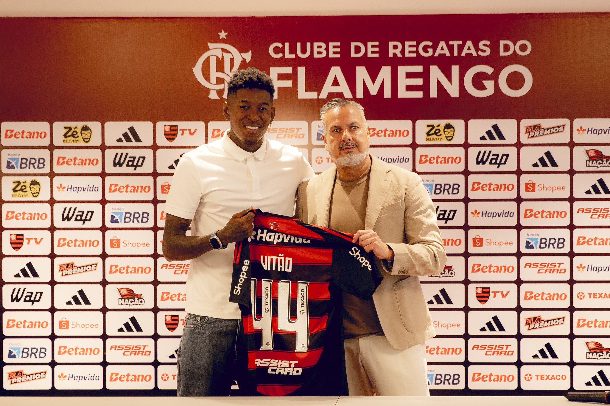 Vitão assume desafios no Flamengo e revela emoção ao ser apresentado oficialmente