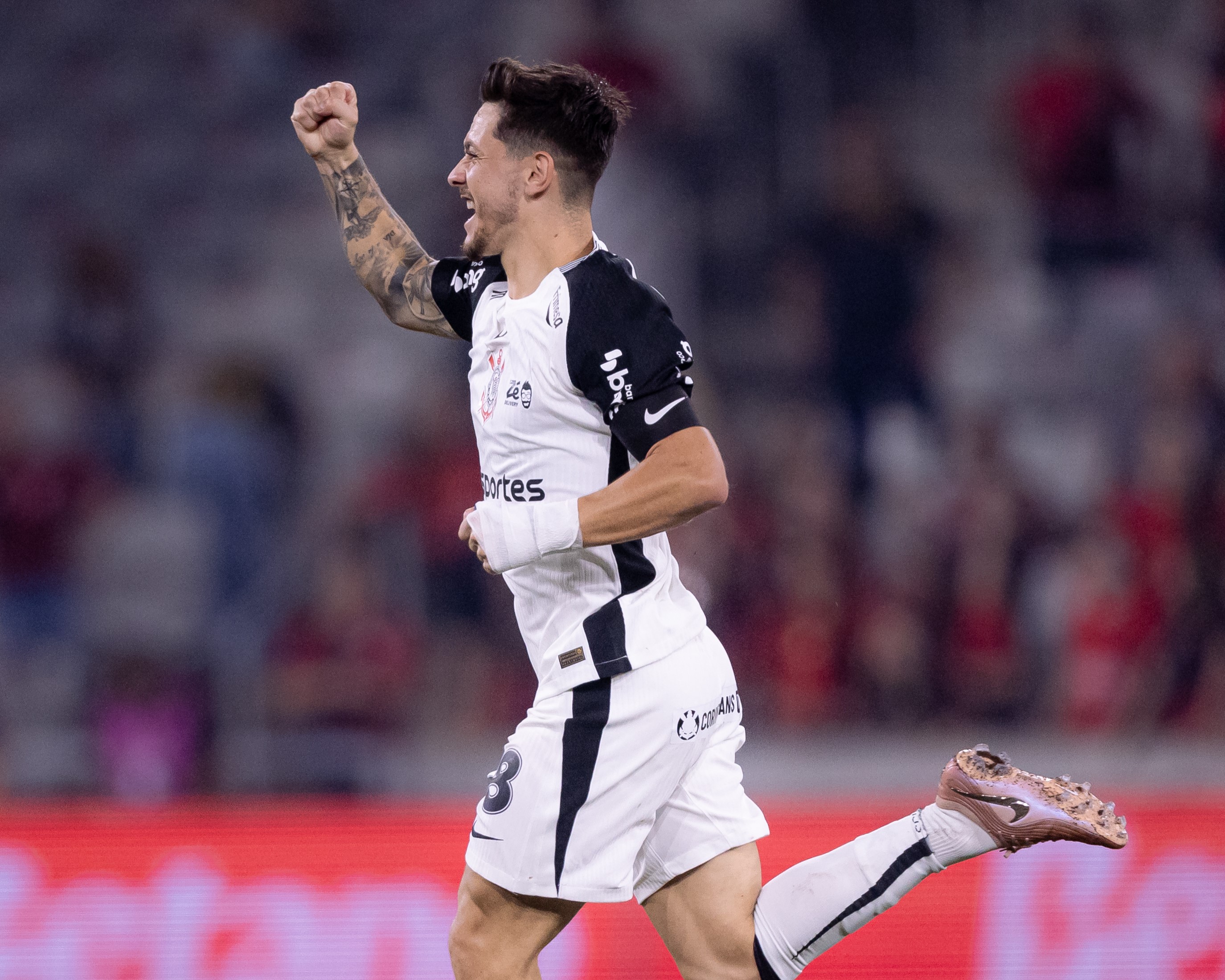 Garro aponta críticas ao gramado da Arena da Baixada e destaca a experiência do Corinthians em vitória fundamental