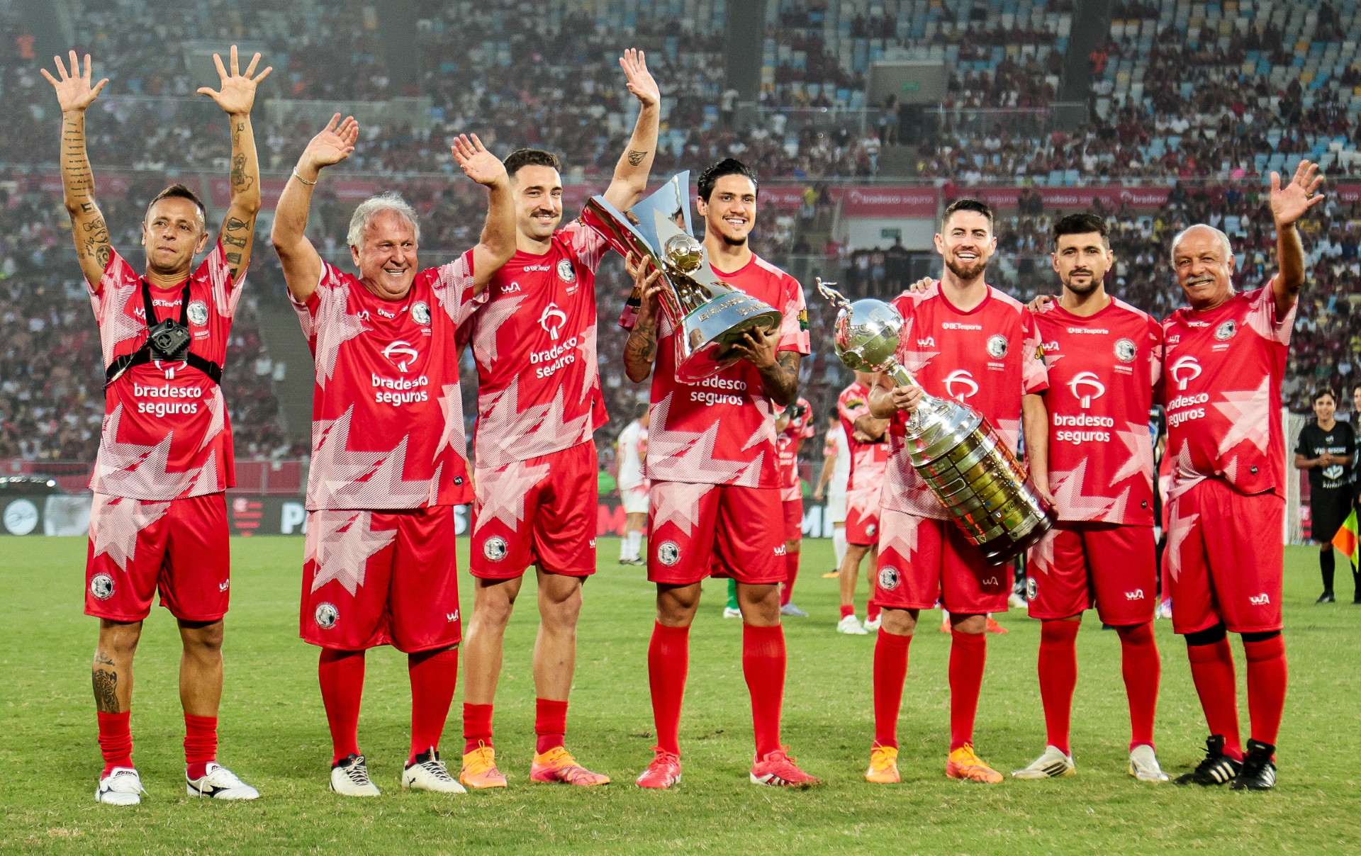 Zico entrega doações da 21ª edição do Jogo das Estrelas