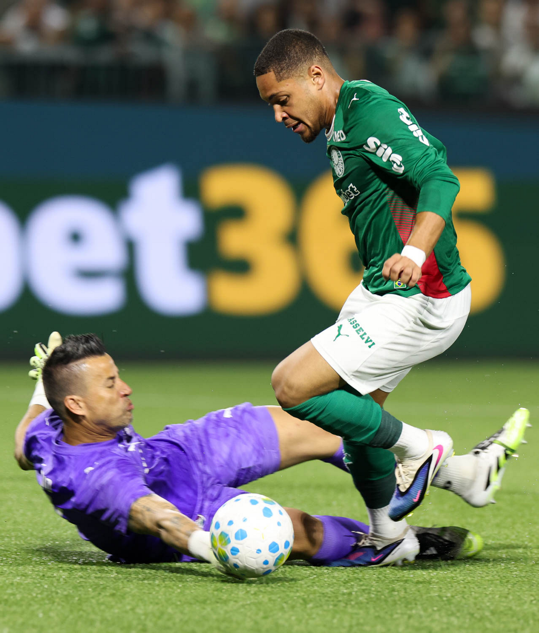 Palmeiras reitera pênalti em Vitor Roque com postagem irônica
