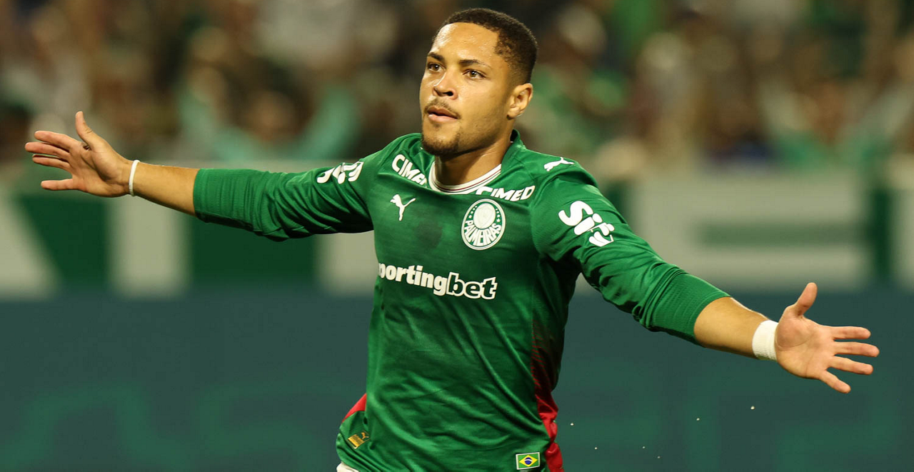 FIM DO JEJUM? Vitor Roque mira primeiro gol em clássico pelo Palmeiras