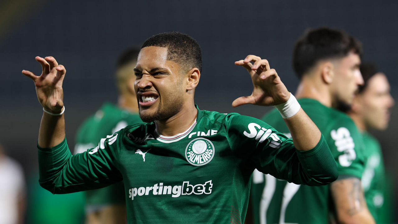 Vitor Roque brilha e destaca a força do Palmeiras na liderança do Campeonato Brasileiro