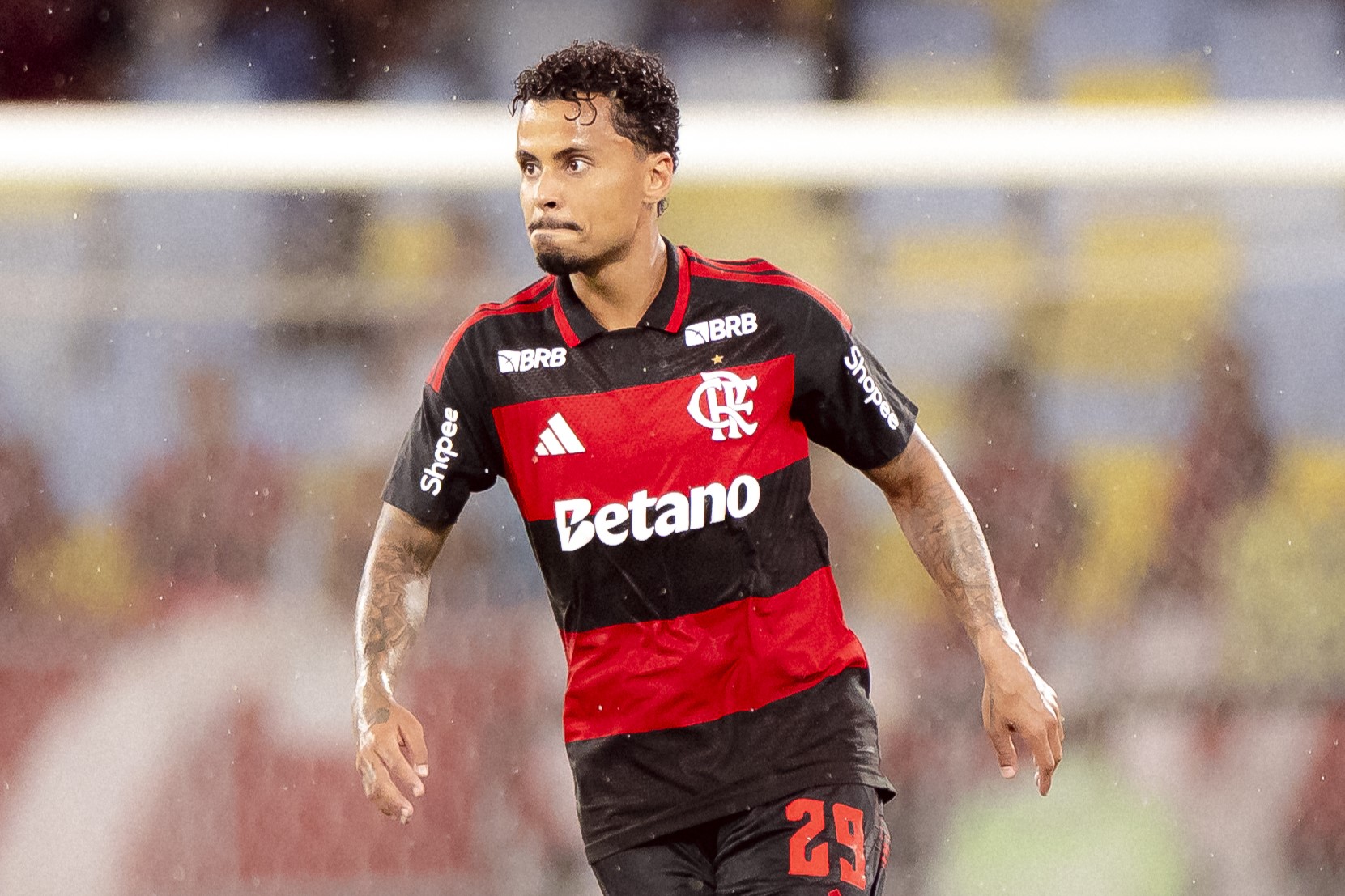 Negociação Travada: Corinthians recua por volante após exigência financeira do Flamengo