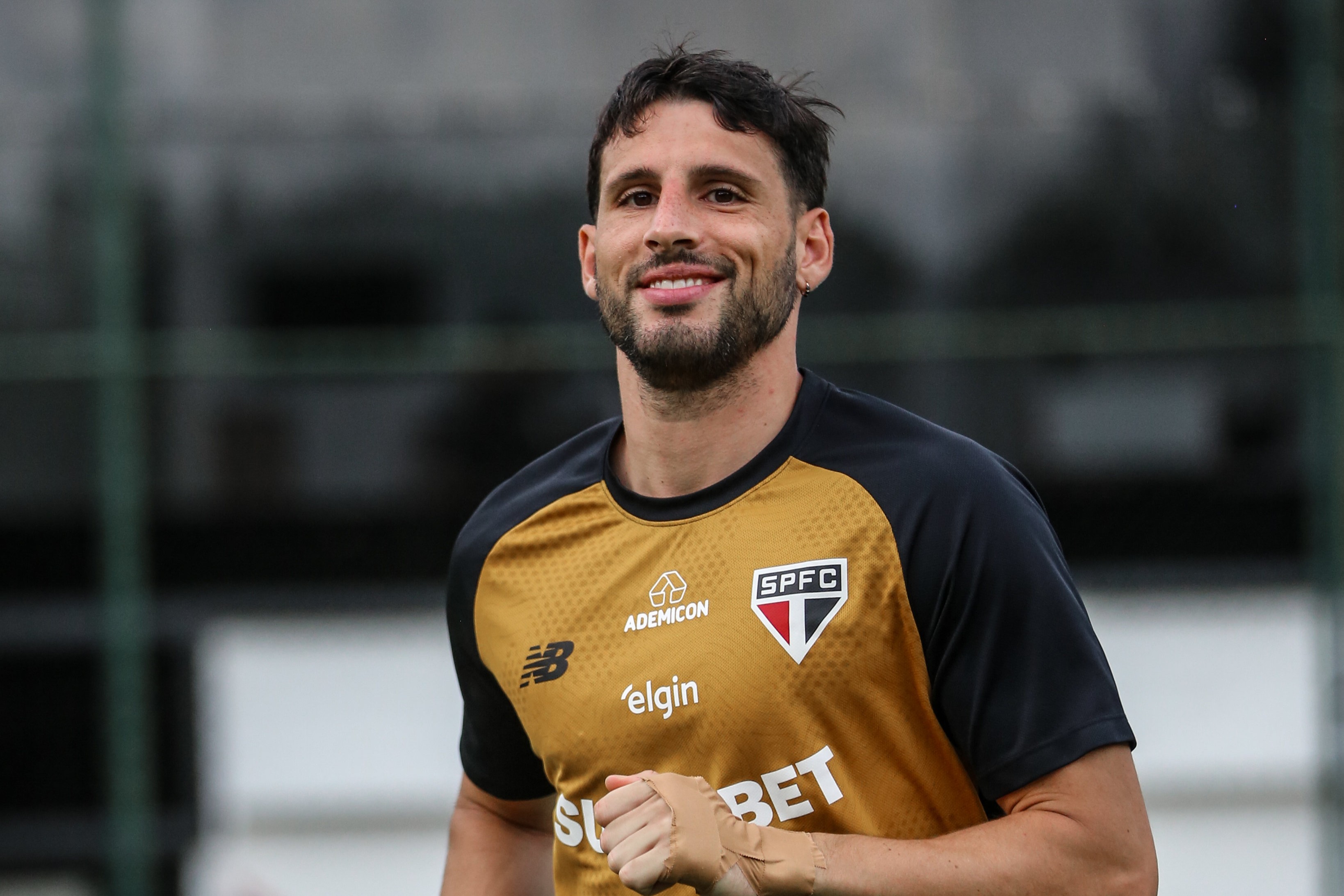 Calleri celebra os dez anos desde sua estreia pelo São Paulo e fala em ...
