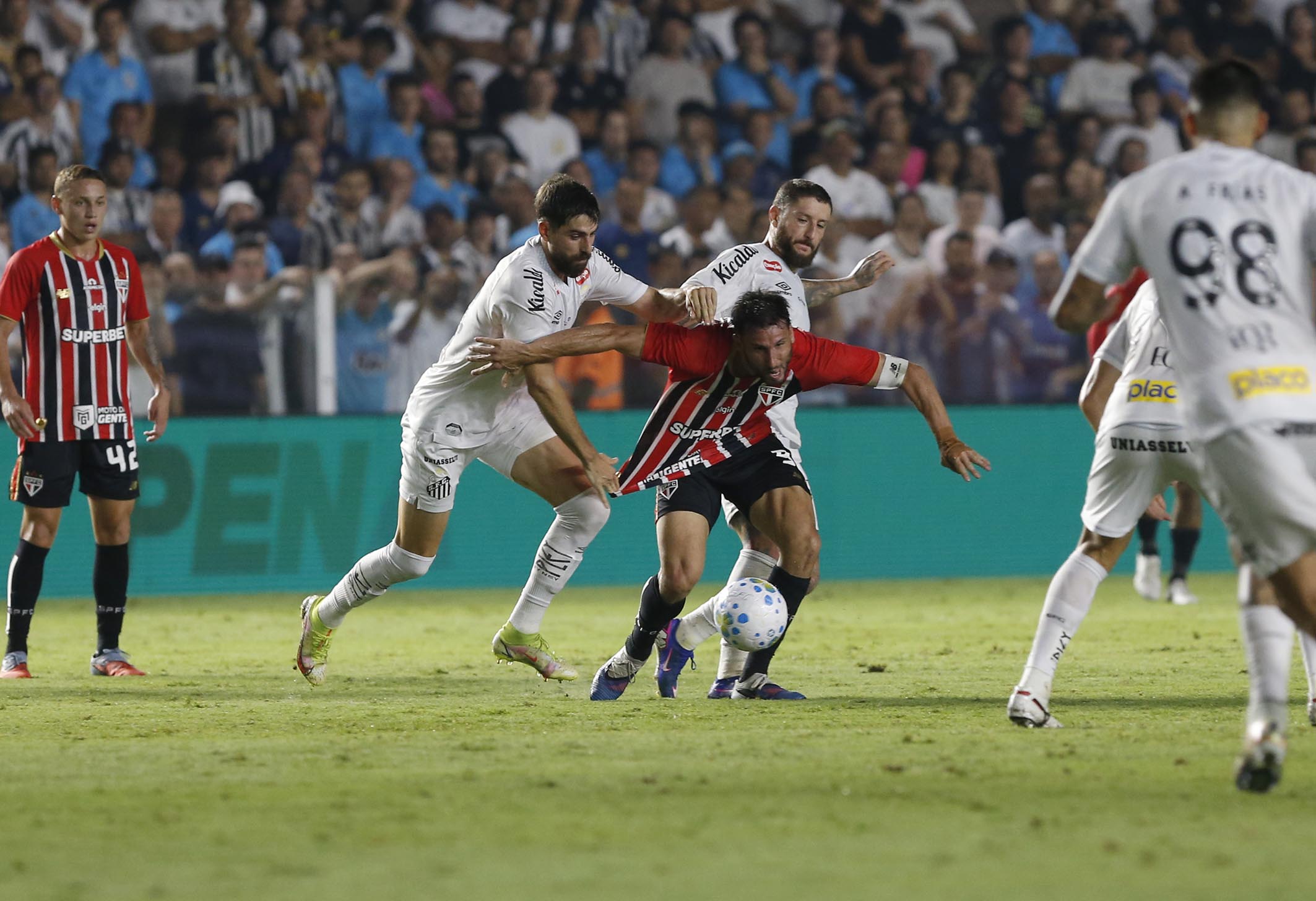 São Paulo busca empate na Vila pelo Brasileiro e afunda o Santos na ...