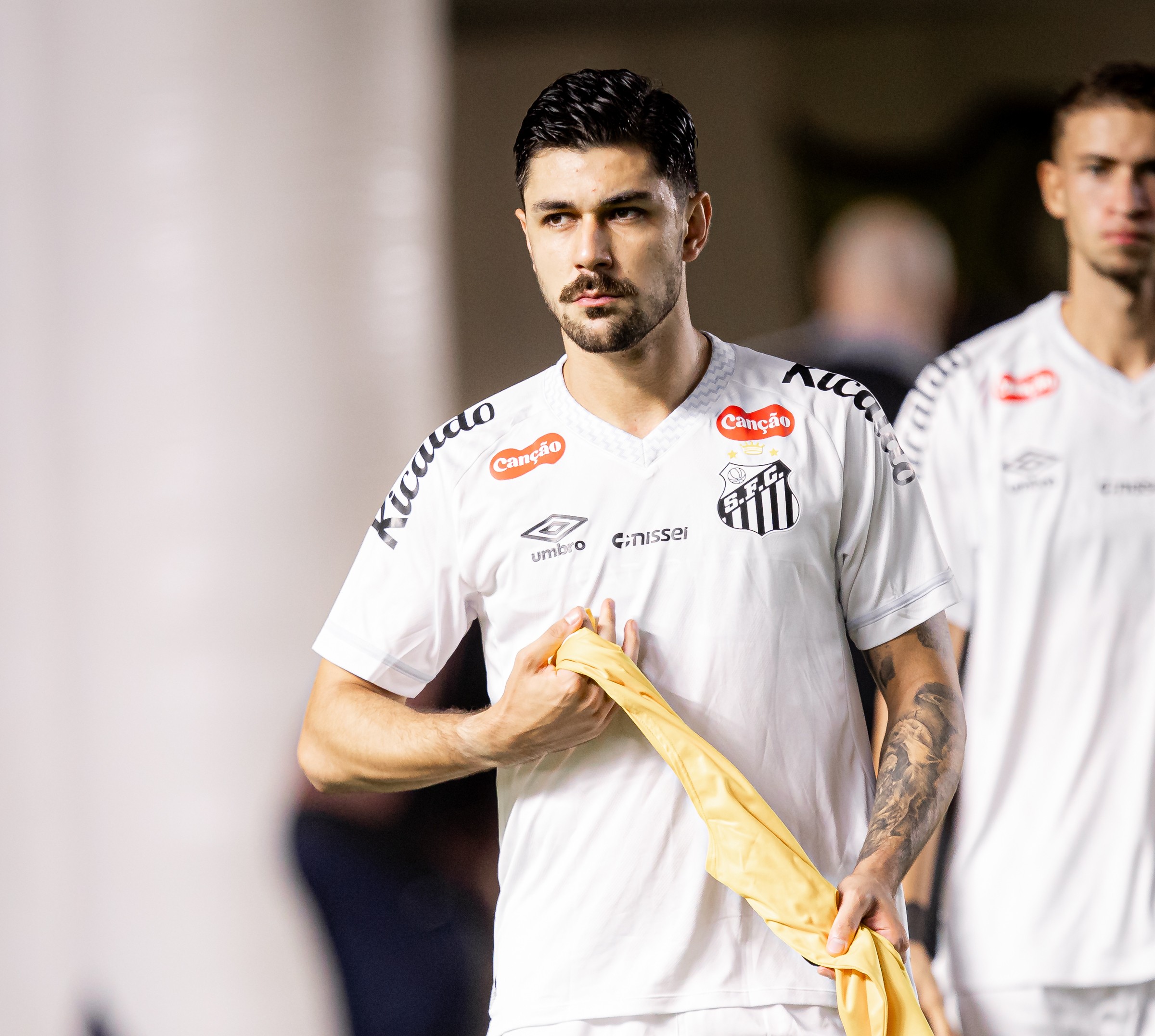 Santos assina rescisão de contrato com zagueiro