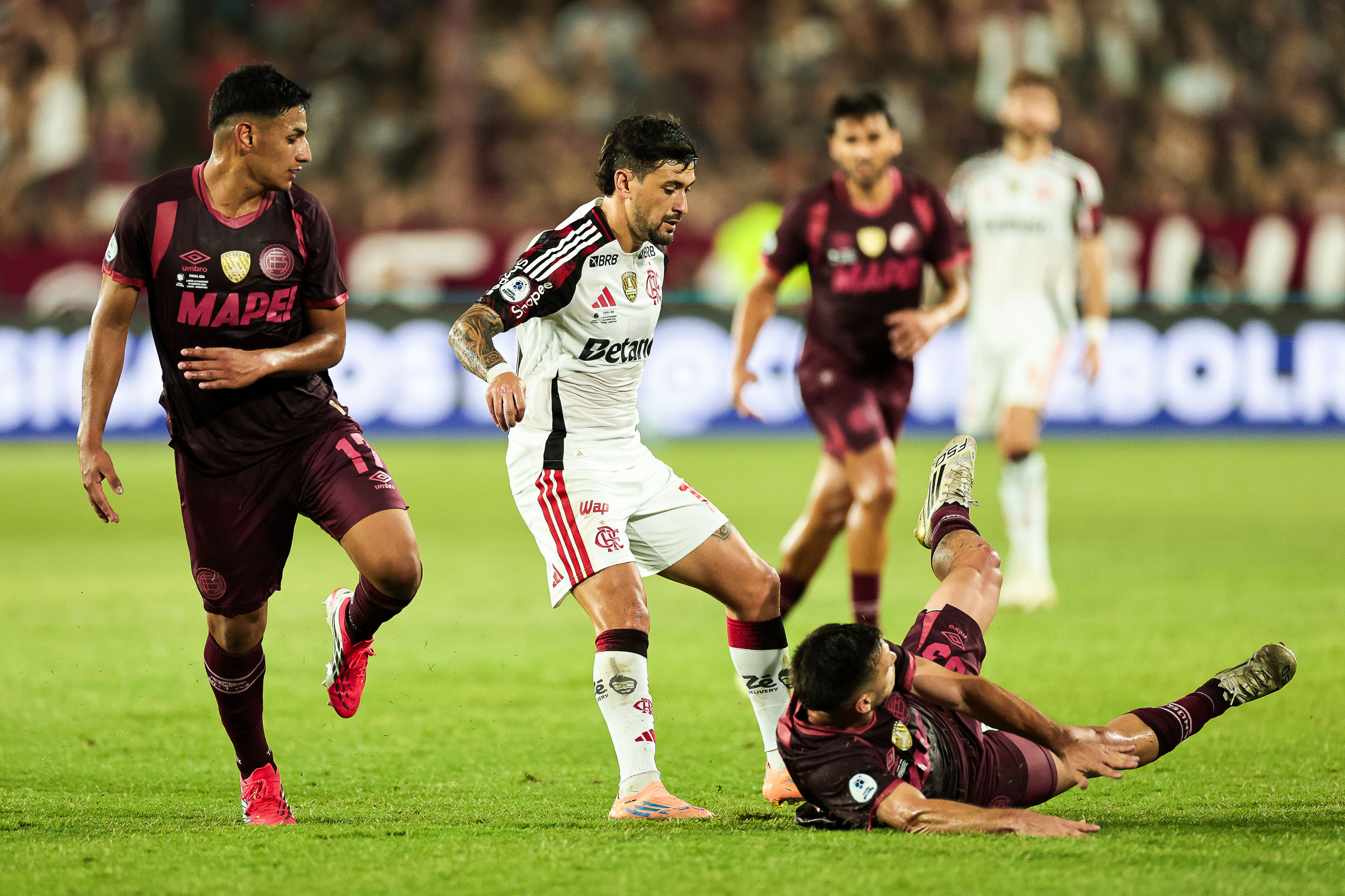 Flamengo é superado pelo Lanús na Argentina e inicia a Recopa em desvantagem