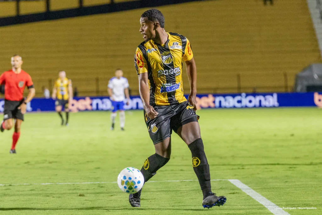 Fluminense sai na frente na negociação para contratar defensor do Novorizontino