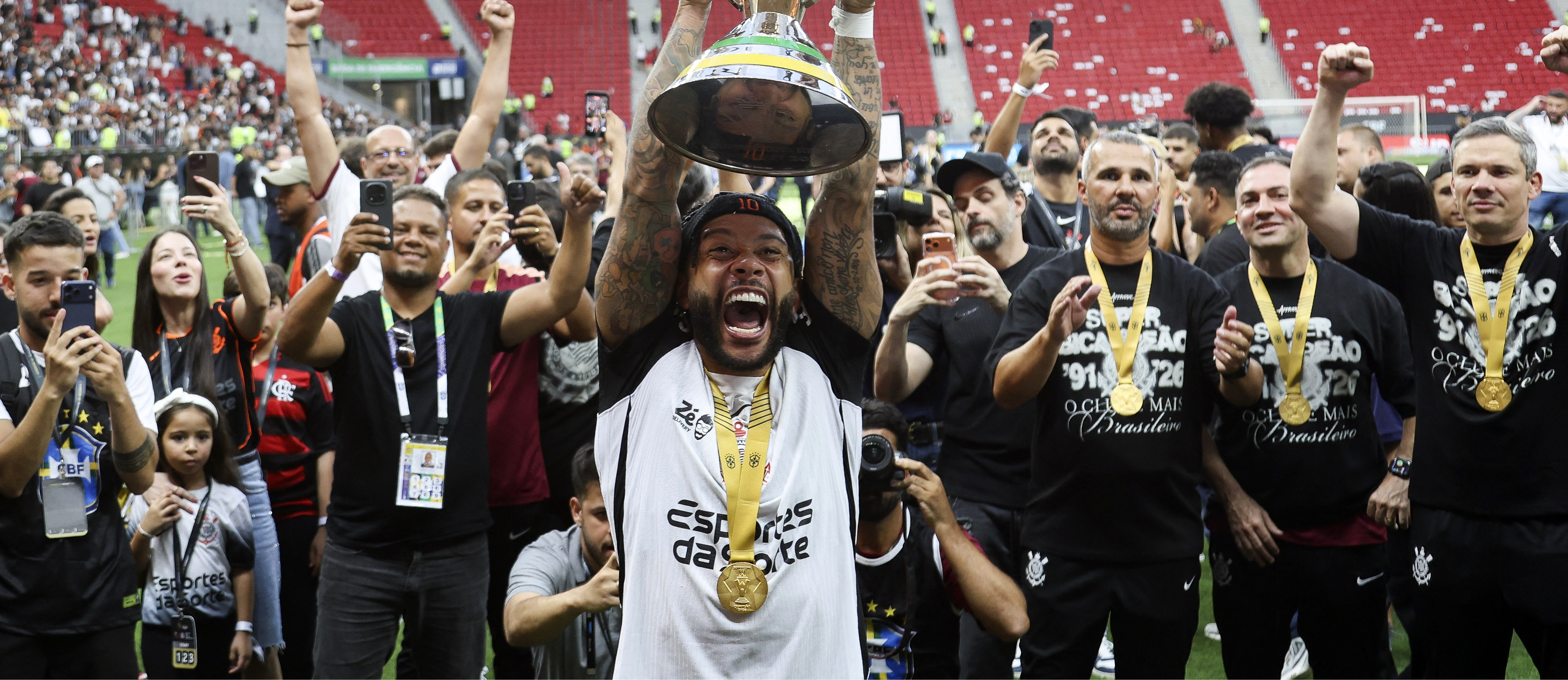 Entre troféus e dívida de R$ 30 mi, futuro de Depay segue indefinido no Corinthians