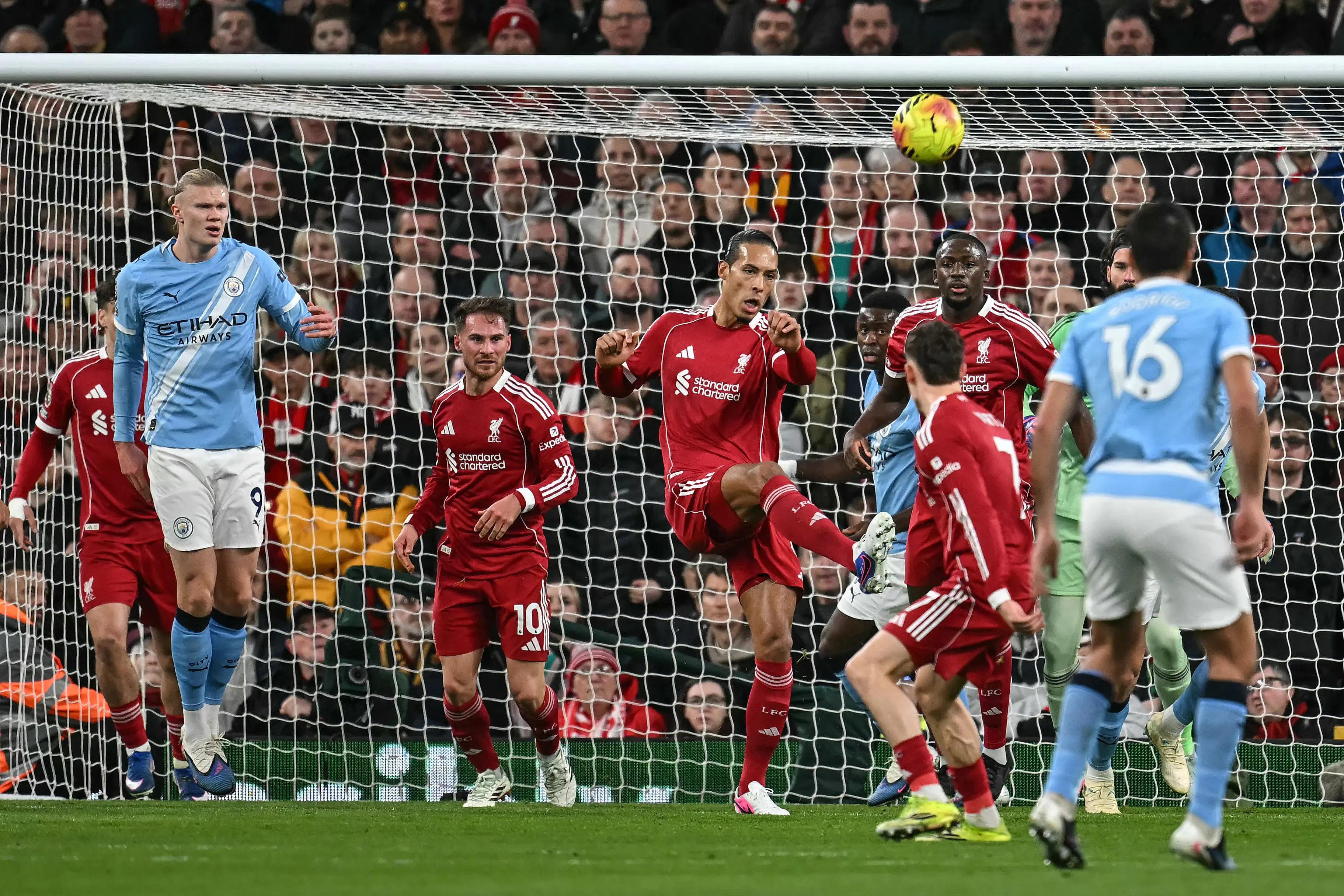 Em fase de renovação, Manchester City e Liverpool duelam com rostos novos à beira do campo