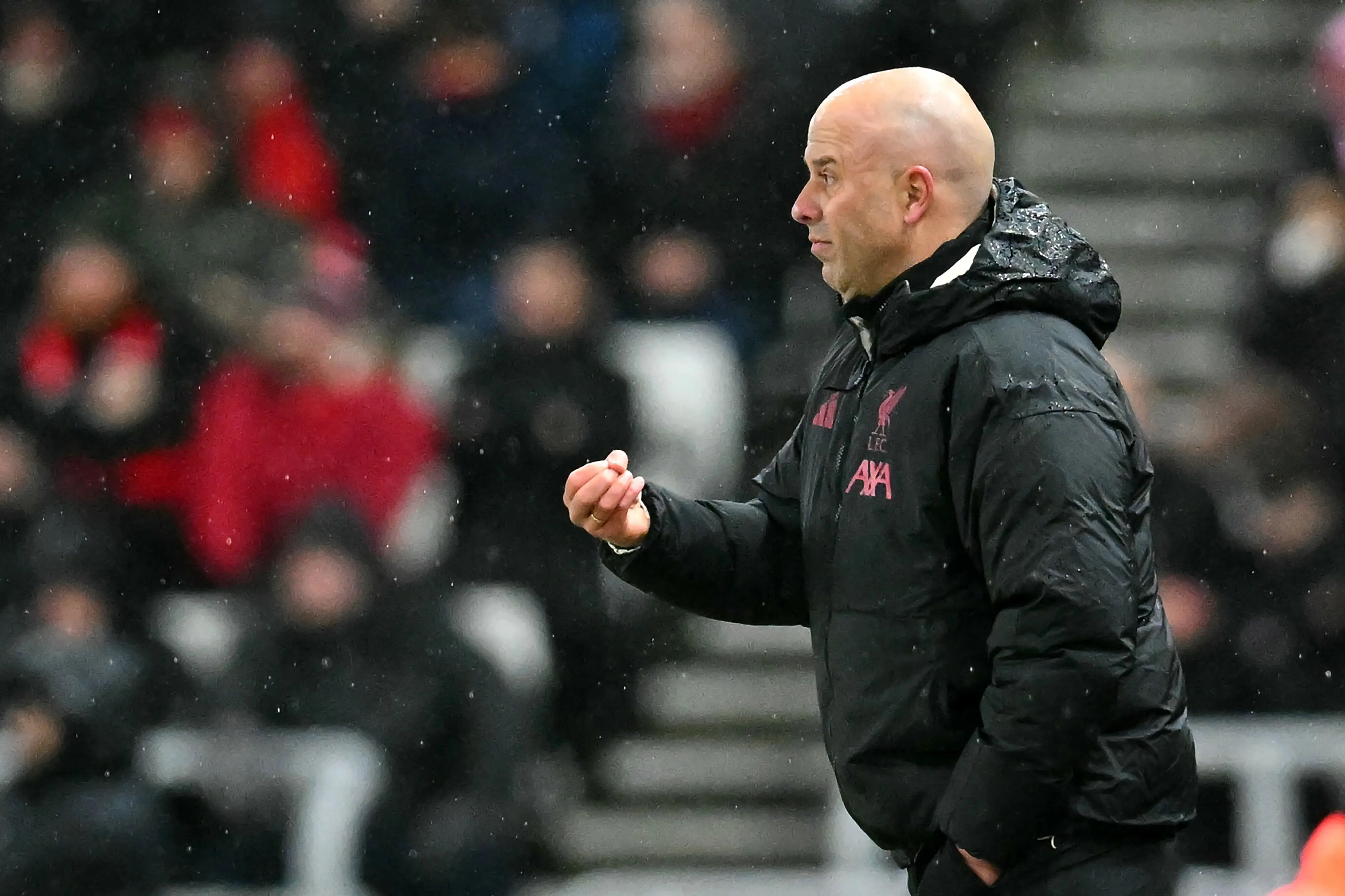 Arne Slot critica foco em bolas paradas nas partidas da Premier League