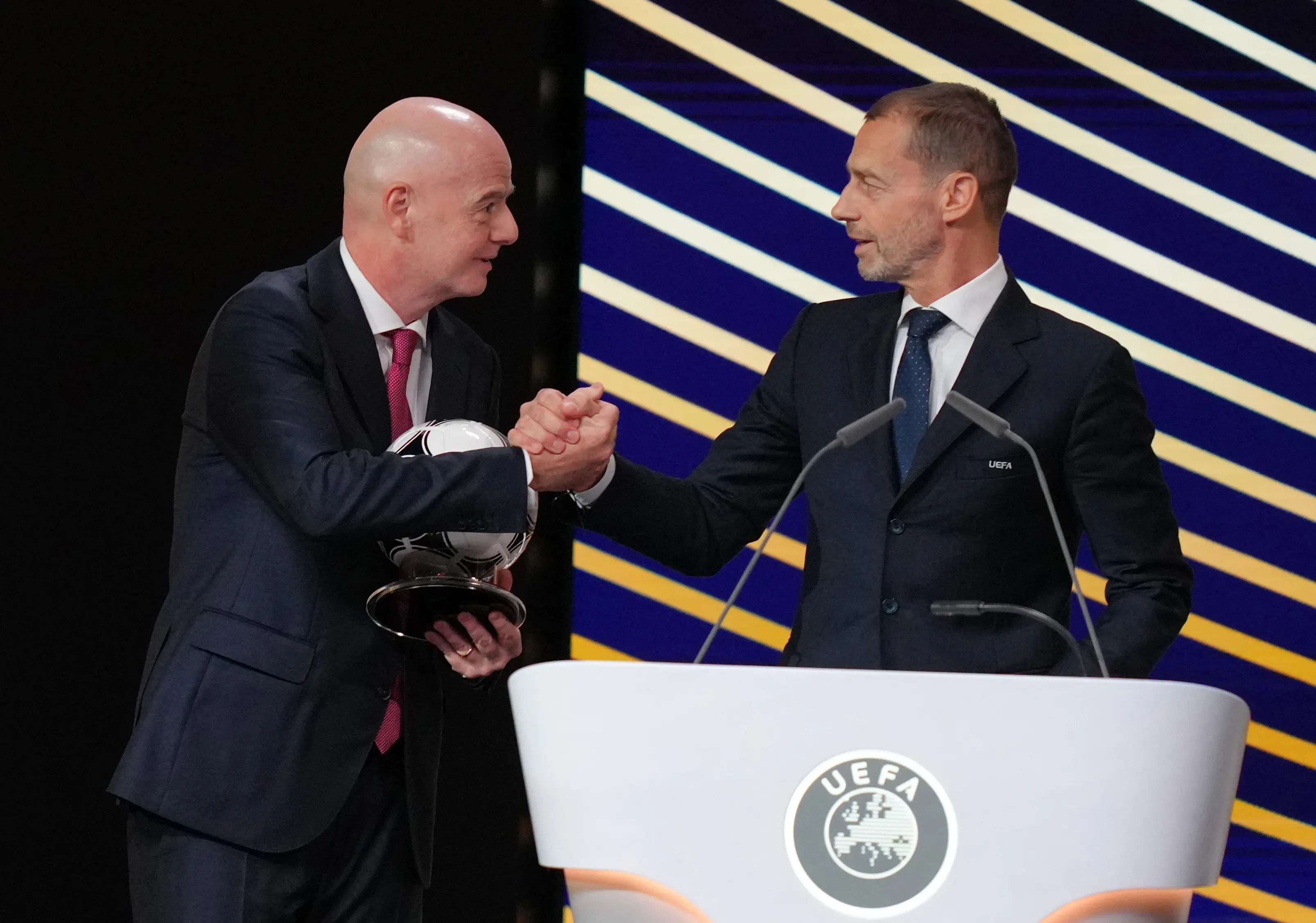‘O futebol não precisa de imperadores’, diz presidente da Uefa sobre Infantino