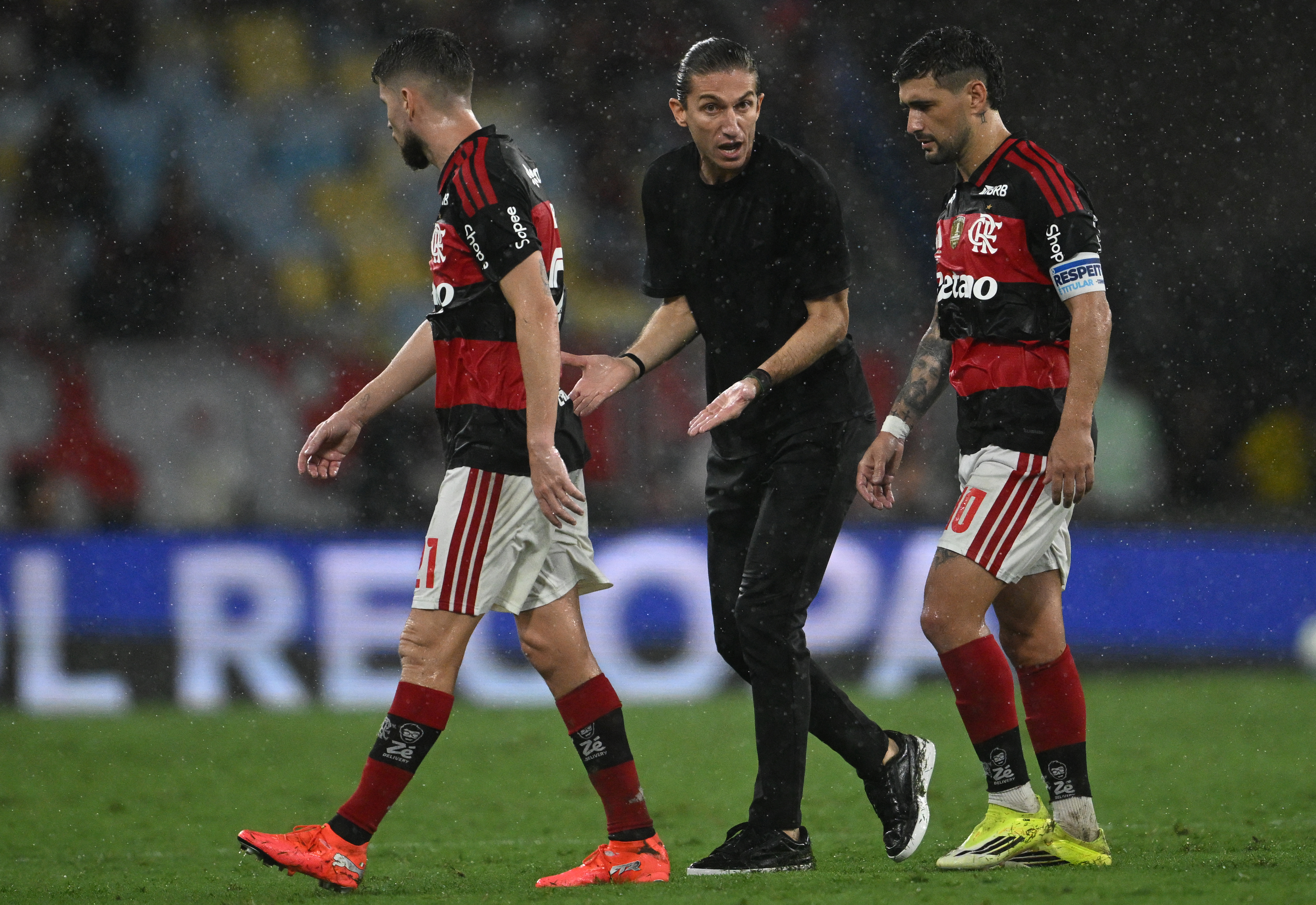 Rossi assume responsabilidade no primeiro gol, enquanto Arrascaeta expressa tristeza pela derrota do Flamengo