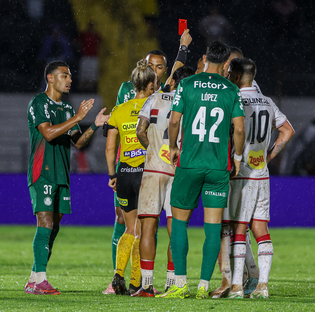 Palmeiras sofre derrota decepcionante mesmo em vantagem numérica