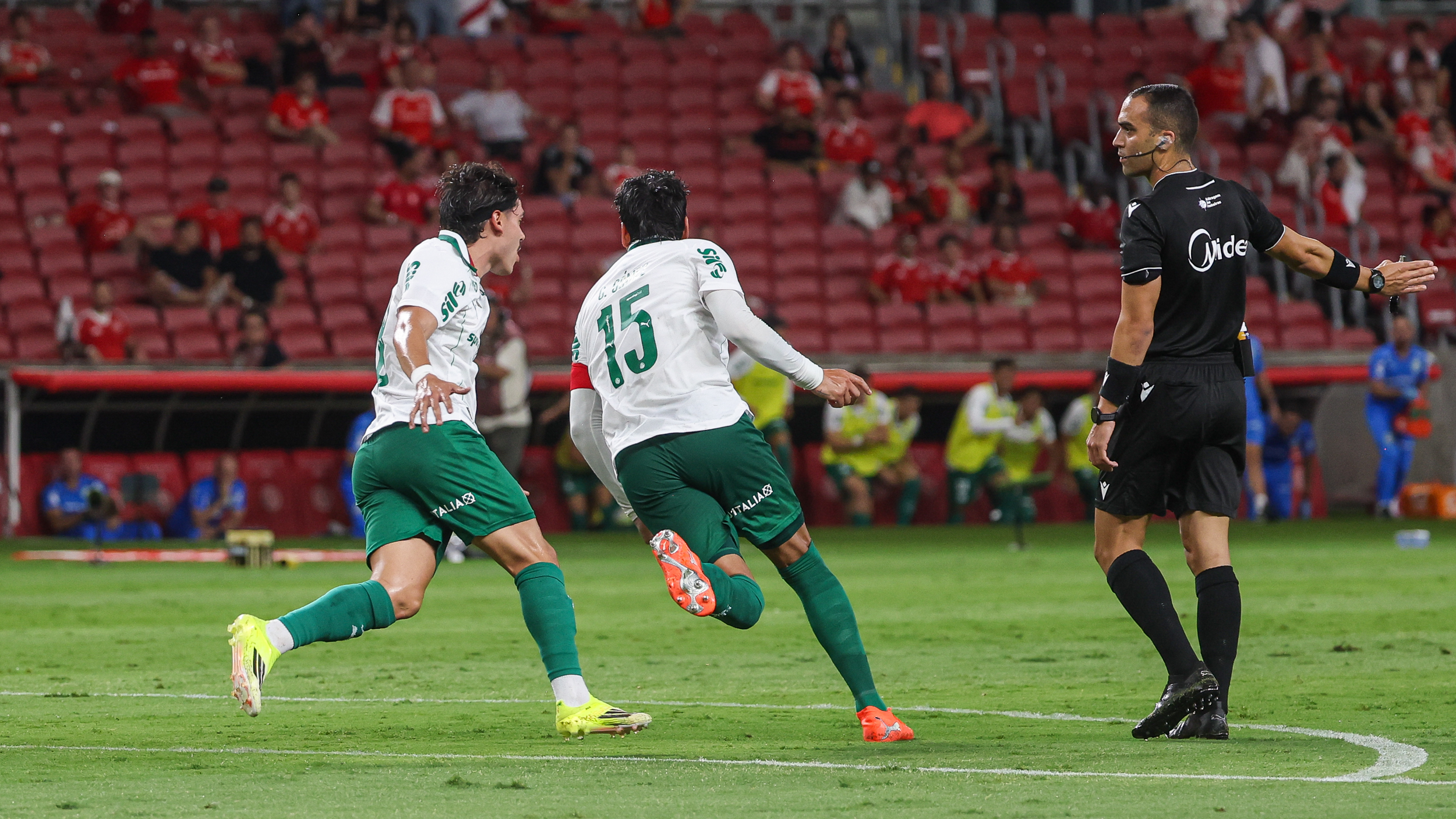 Palmeiras conquista vitória decisiva no Beira-Rio e assume a ponta do Brasileirão