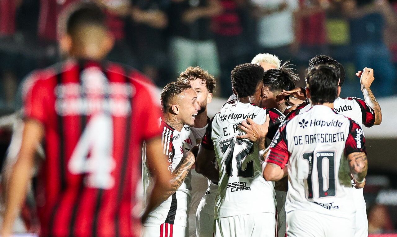 Rossi brilha com pênalti decisivo e garante vitória do Flamengo sobre o Vitória no Brasileirão