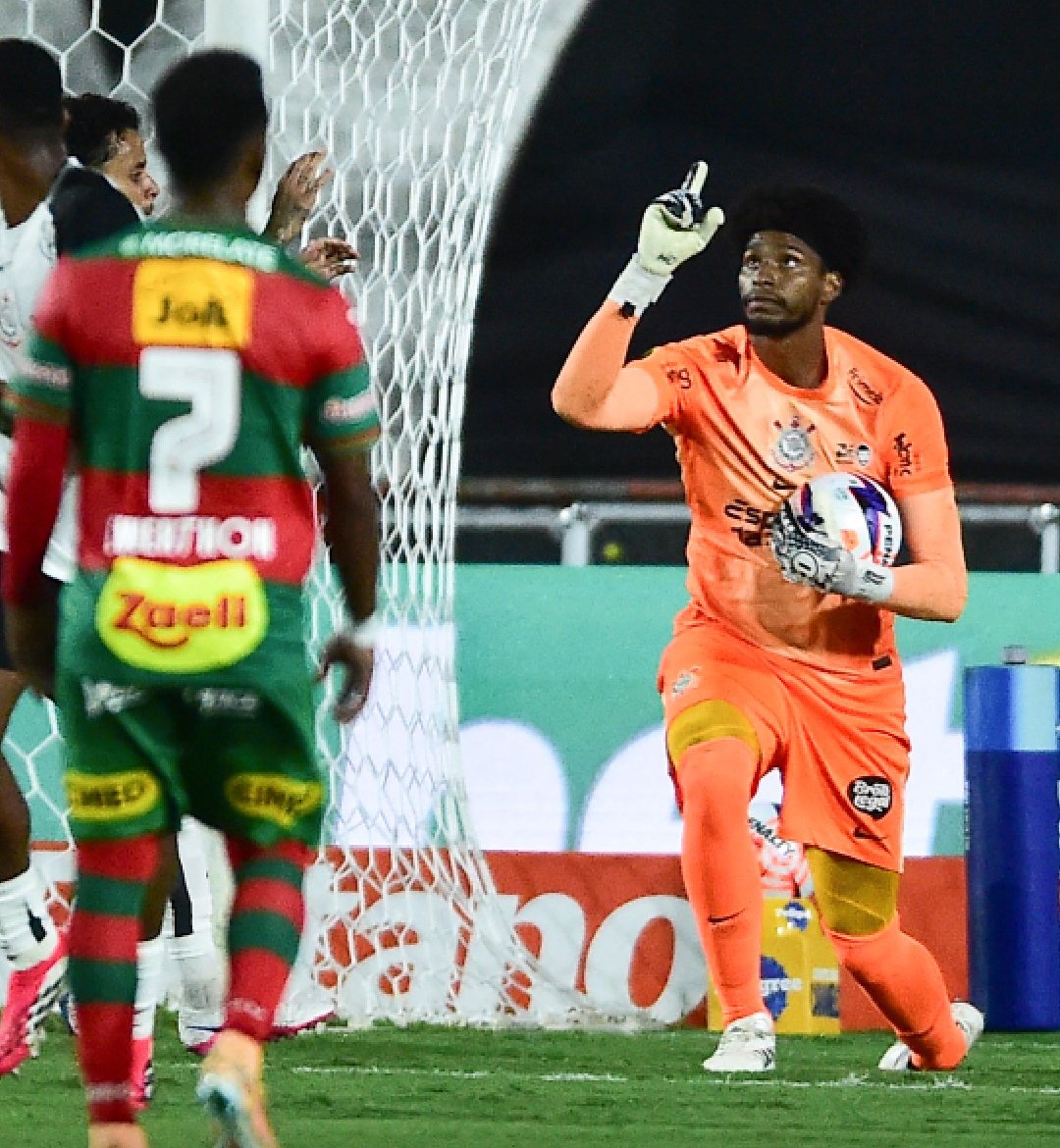 Herói no Canindé, Hugo alcança marca histórica no Timão