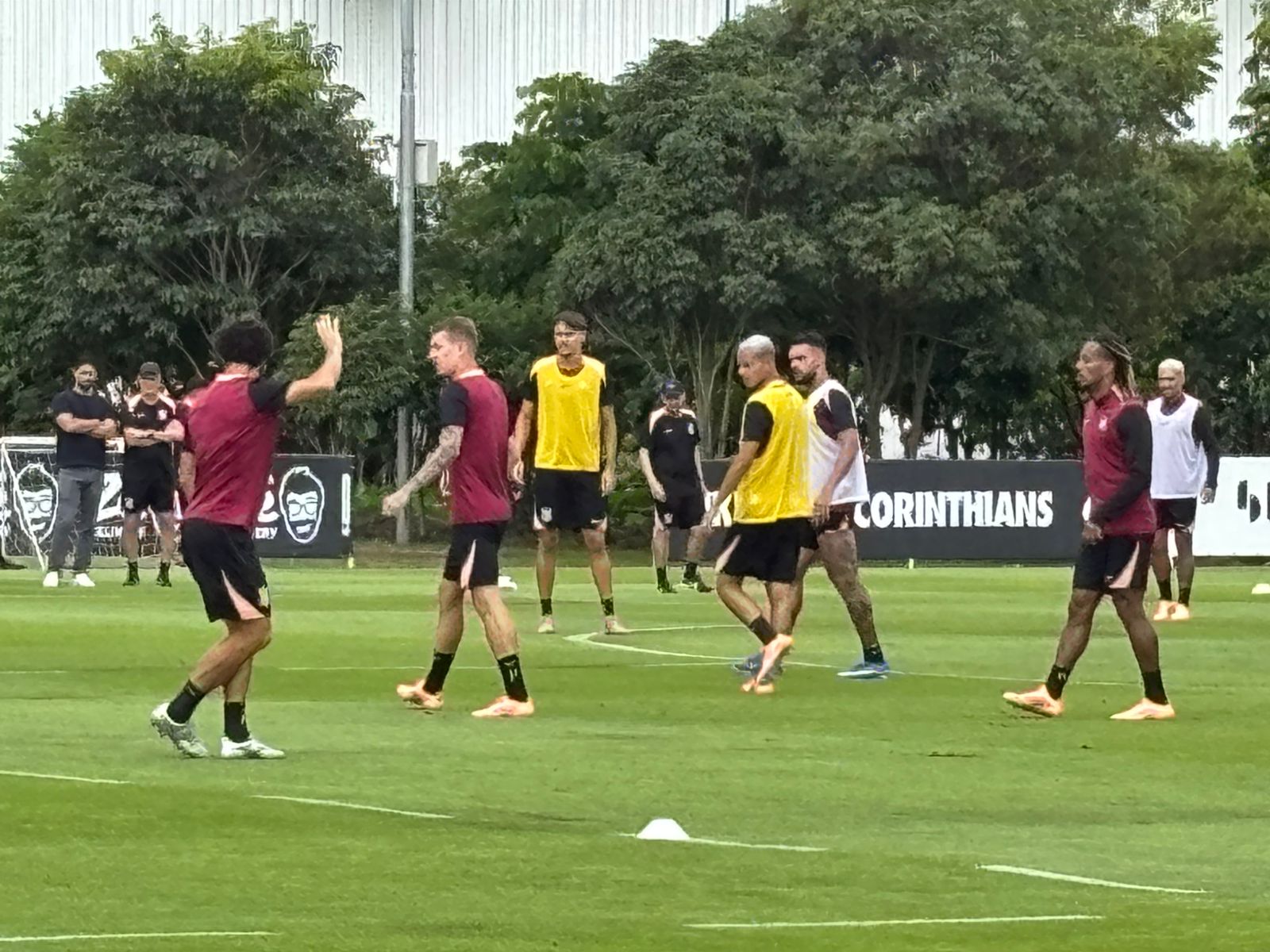 Corinthians tem desfalques de Memphis e Yuri Alberto, mas conta com o retorno de Tchoca no treino