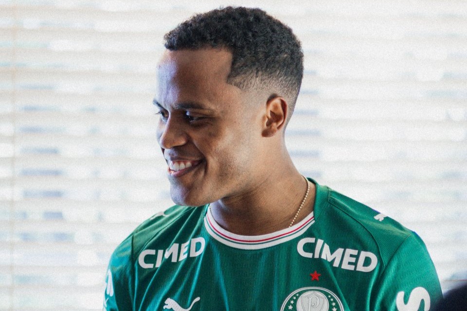 Arias faz sua estreia no Palmeiras e coloca a camisa alviverde pela primeira vez