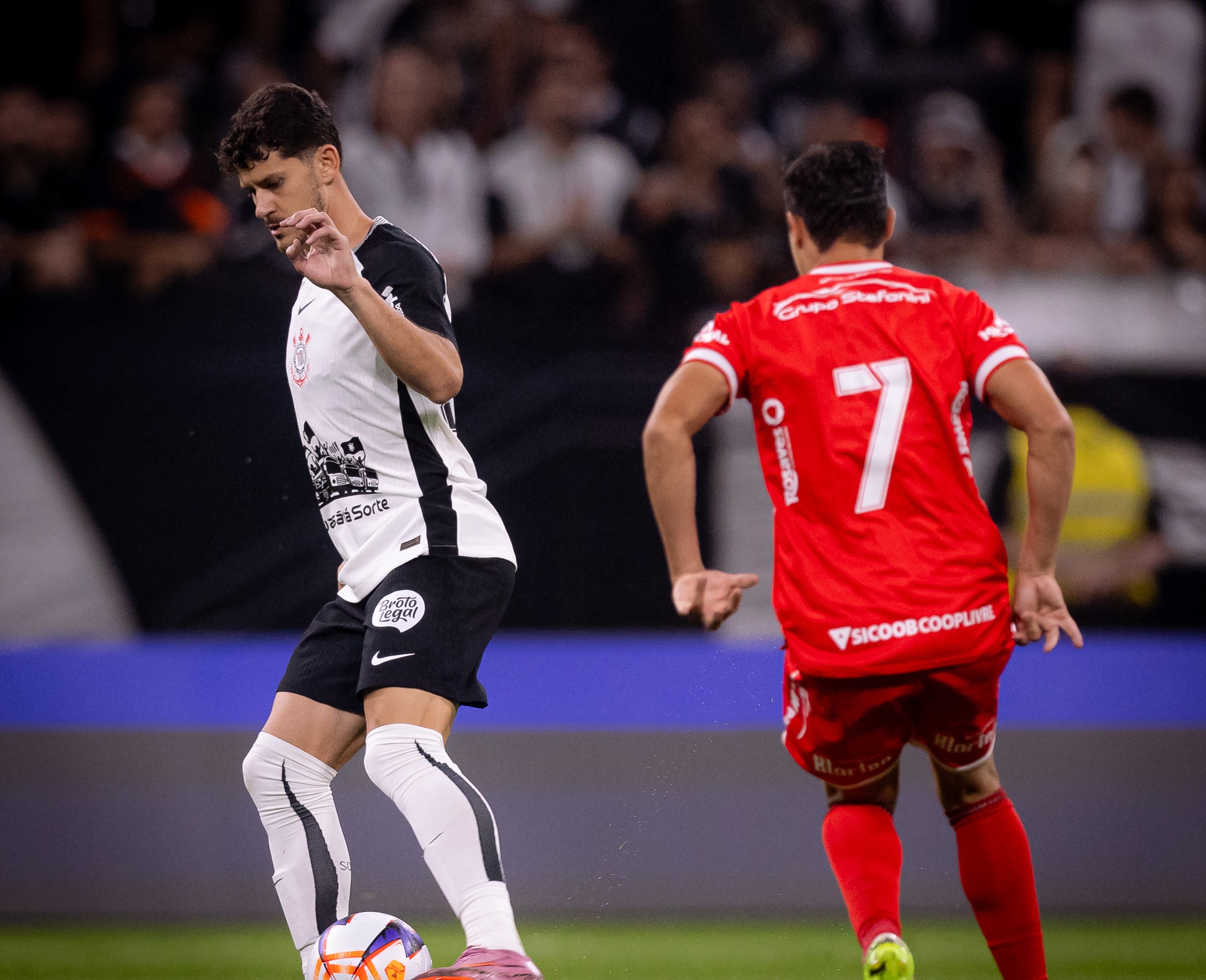 Quanto tempo para voltar? Lateral Hugo do Corinthians faz cirurgia no joelho! Confira quando ele deve voltar!