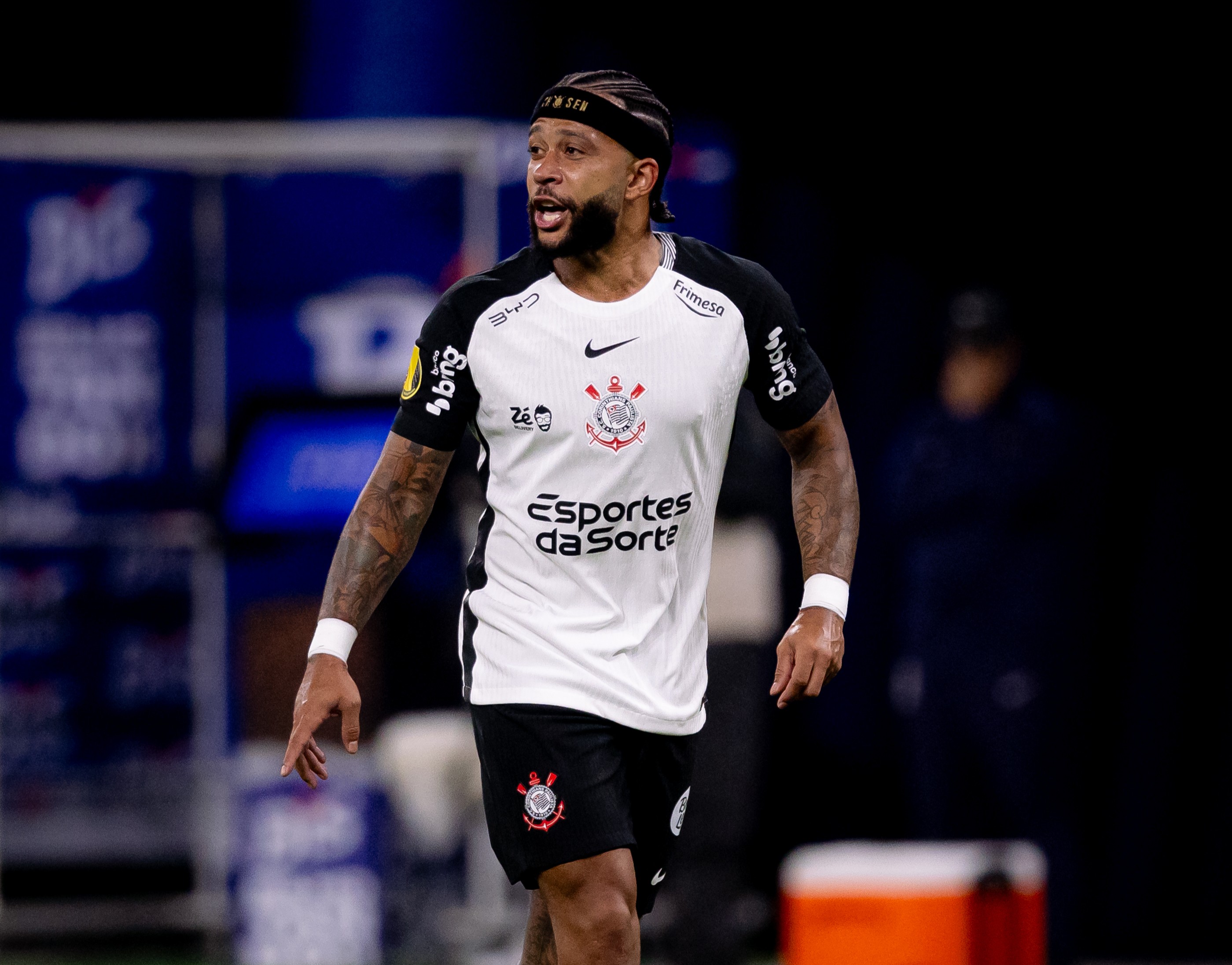 Depay assume erro em pênalti e lamenta derrota no Dérbi