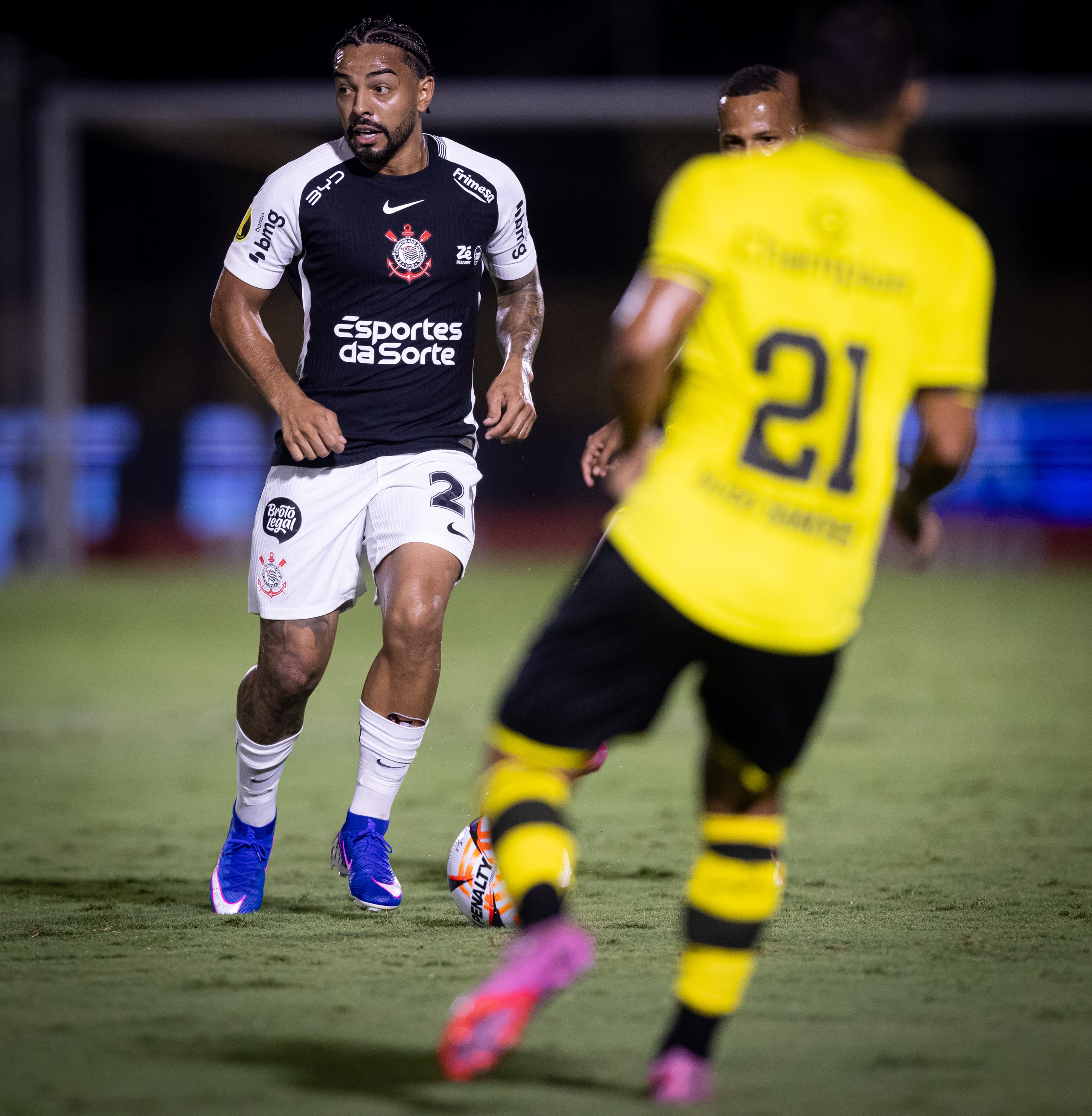 Corinthians assegura classificação no Paulista ao superar desafios em casa