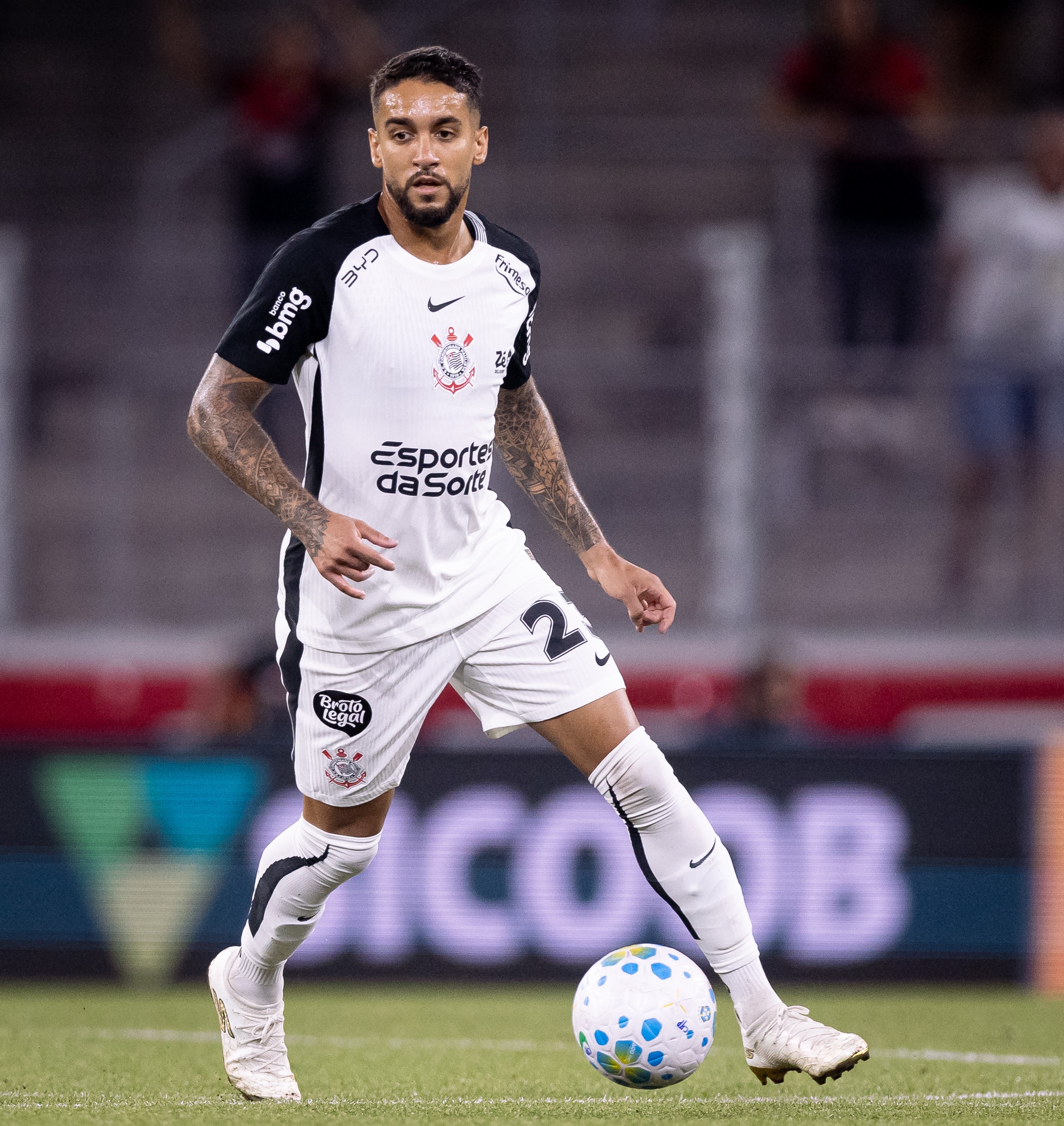 Meia do Corinthians deixa partida com desconforto, mas Dorival minimiza preocupações: 