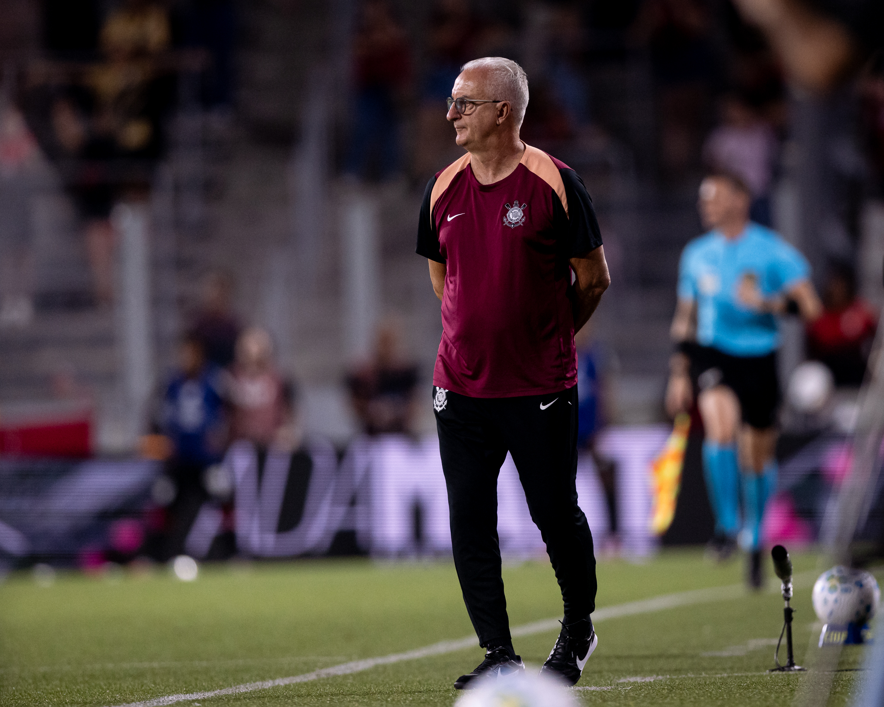Dorival destaca bravura do Corinthians e critica uso de gramados sintéticos no Brasil